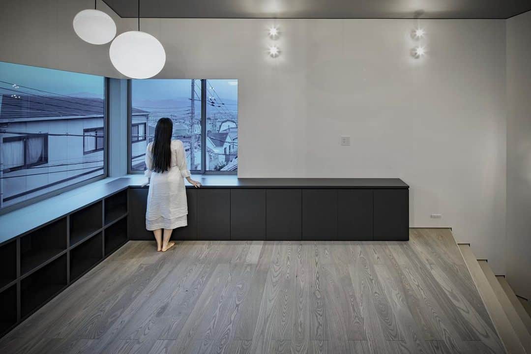 4E.okuwada architects officeのインスタグラム：「[ house in Sakasegawa ] ｜use：house｜loc：Hyogo prefecture ｜architect：Takeshi Okuwada ｜photo：Keishiro Yamada  家から花火大会の花火が見れました。と施主さんから連絡いただきました。  設計者である私共も嬉しいです。  9/9〜9/18 2023秋のデザイン相談会あります 宜しければ website から .」