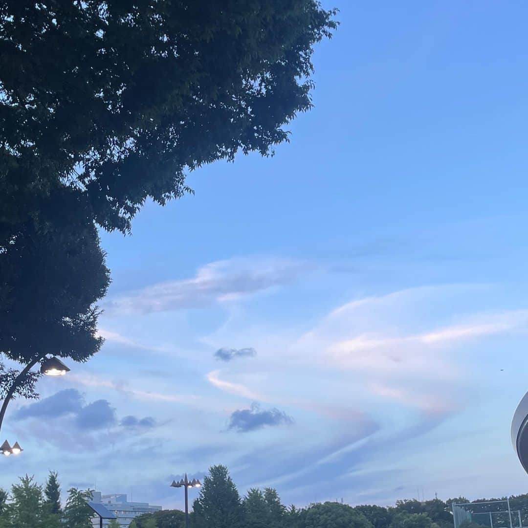 小嶋梨奈のインスタグラム：「蒸っし蒸しだけど風が気持ち良いなー！と、ふと空みたら雲の流れもきれいでパシャリ。 （撮りがち） きじまさんの麦ハット重宝するわ〜🫰🏼😀  #夏」