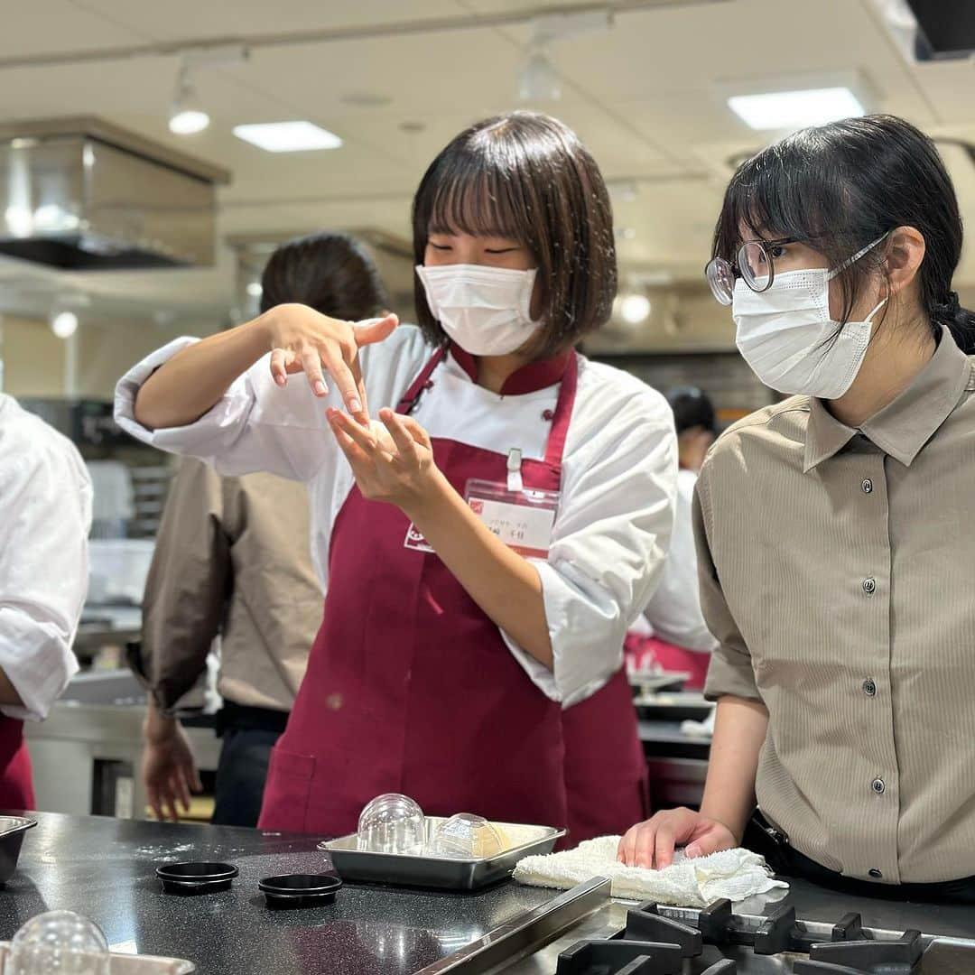 赤堀製菓専門学校さんのインスタグラム写真 - (赤堀製菓専門学校Instagram)「夏休みオープンキャンパス❕  和菓子体験✨✨ マンゴーのフルーツ大福＆季節のねりきり  を作りました🫶🏻 夏休みもいよいよ終盤です！オープンキャンパスまだまだお待ちしています🌻  #赤堀製菓専門学校 #パティシエ #パティシエ科 #パティシエ実践科 #専門学校 #進路 #お菓子作り  #専門学生 #製菓実習 #製菓専門学校 #専門学生の日常 #プロを目指す #製菓 #将来の夢 #パティシエの卵 #お菓子作り好きな人と繋がりたい #スイーツ好きな人と繋がりたい #楽しい学校 #製菓学生 #お菓子作り記録 #ケーキ屋さん #パティシエカメラ部  #和カフェ #フルーツ大福 #大福 #ねりきり #ひまわり #マンゴー #レアチーズケーキ #和菓子」8月21日 20時04分 - akahoriseika