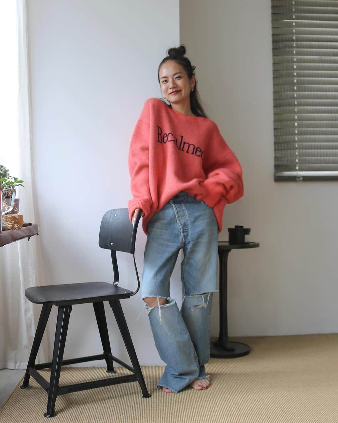 Ungrid staff snapさんのインスタグラム写真 - (Ungrid staff snapInstagram)「10月発売の気になるWEB限定アイテム👀✨  🗓予約スケジュール 8月27日（日）0:00- RUNWAYchannel / zozotown  #ロゴルーズニット アイボリー/チャコールグレー/オレンジ ¥7,700(tax in)  ダブルジャカードなのでふっくらと厚みのある生地感と、キャッチーなロゴが目を引くニット🧶 お尻まで隠れるゆったりとした着丈が可愛い一着。  #カラールーズニット オフホワイト/チャコールグレー/ピンク/グリーン ¥7,700(tax in)  鮮やかなカラーリングが気分も上げてくれるニット。カジュアルなミリタリーパンツやニットパンツとの相性も抜群！腰回りが隠れる着丈ですが、裾リブをきゅっと上にあげるとバランスが取りやすいです🙆🏼‍♀️✨  #ハニカムルーズニット オフホワイト/ブラック/ピンク ¥7,700(tax in)  裾をラウンド仕様にし、アウトで着ても可愛いデザイン。 ふっくらとした風合いに仕上げることで、柔らかく着心地の良い生地感を叶えました！  ーーーーーーーーーーーーーーーーーーーーーーーーーーーー ☑︎商品詳細は製品タグ or TOPページURLよりチェック   » @Ungrid_staffsnap  #Ungrid #ungrid_official #ungridコーデ #アングリッド #カジュアル #カジュアルコーデ #カジュアルスタイル#ロゴスウェット #ロゴ  #スウェット #ニット  #メンズライク」8月21日 20時05分 - ungrid_staffsnap