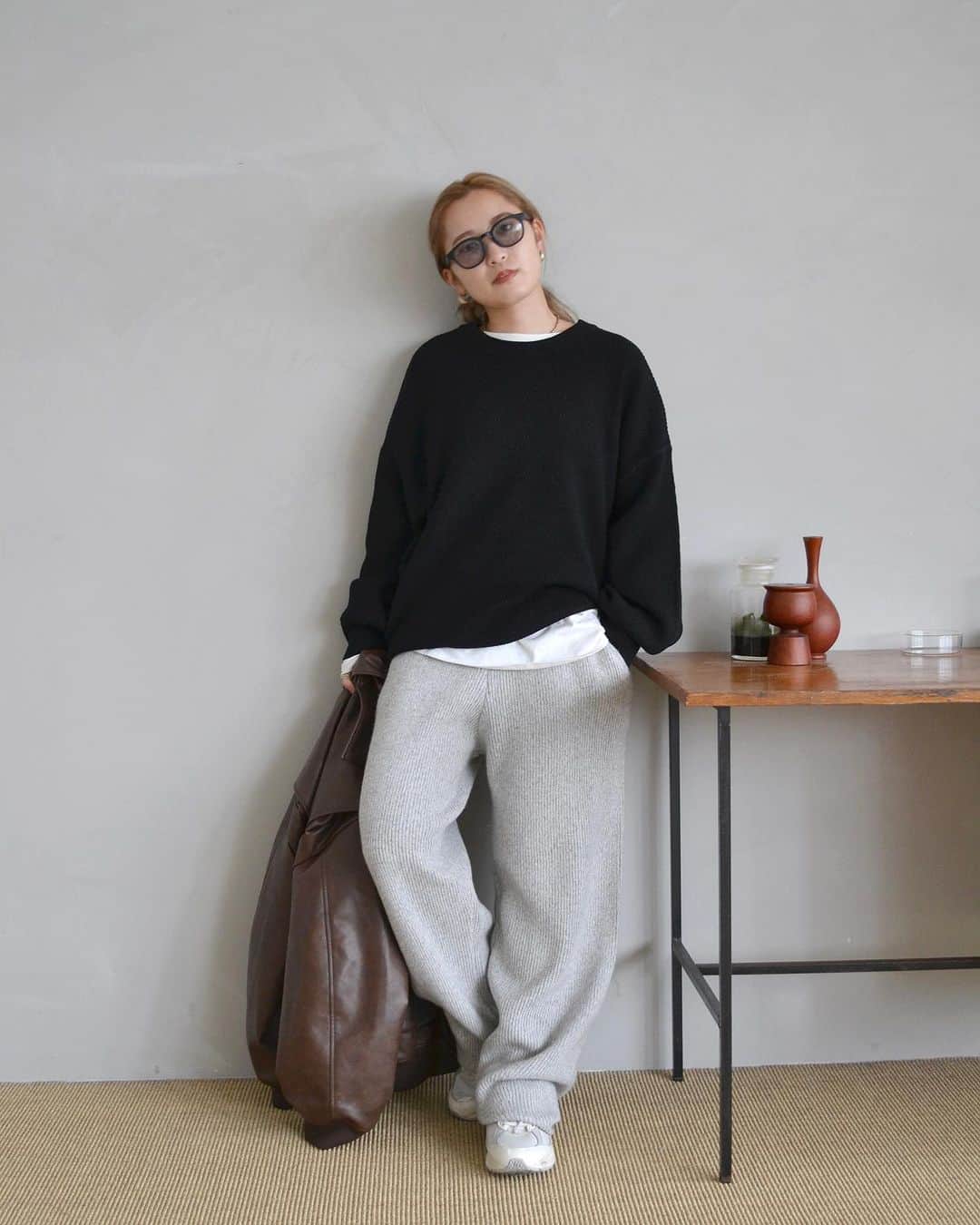 Ungrid staff snapさんのインスタグラム写真 - (Ungrid staff snapInstagram)「10月発売の気になるWEB限定アイテム👀✨  🗓予約スケジュール 8月27日（日）0:00- RUNWAYchannel / zozotown  #ロゴルーズニット アイボリー/チャコールグレー/オレンジ ¥7,700(tax in)  ダブルジャカードなのでふっくらと厚みのある生地感と、キャッチーなロゴが目を引くニット🧶 お尻まで隠れるゆったりとした着丈が可愛い一着。  #カラールーズニット オフホワイト/チャコールグレー/ピンク/グリーン ¥7,700(tax in)  鮮やかなカラーリングが気分も上げてくれるニット。カジュアルなミリタリーパンツやニットパンツとの相性も抜群！腰回りが隠れる着丈ですが、裾リブをきゅっと上にあげるとバランスが取りやすいです🙆🏼‍♀️✨  #ハニカムルーズニット オフホワイト/ブラック/ピンク ¥7,700(tax in)  裾をラウンド仕様にし、アウトで着ても可愛いデザイン。 ふっくらとした風合いに仕上げることで、柔らかく着心地の良い生地感を叶えました！  ーーーーーーーーーーーーーーーーーーーーーーーーーーーー ☑︎商品詳細は製品タグ or TOPページURLよりチェック   » @Ungrid_staffsnap  #Ungrid #ungrid_official #ungridコーデ #アングリッド #カジュアル #カジュアルコーデ #カジュアルスタイル#ロゴスウェット #ロゴ  #スウェット #ニット  #メンズライク」8月21日 20時05分 - ungrid_staffsnap