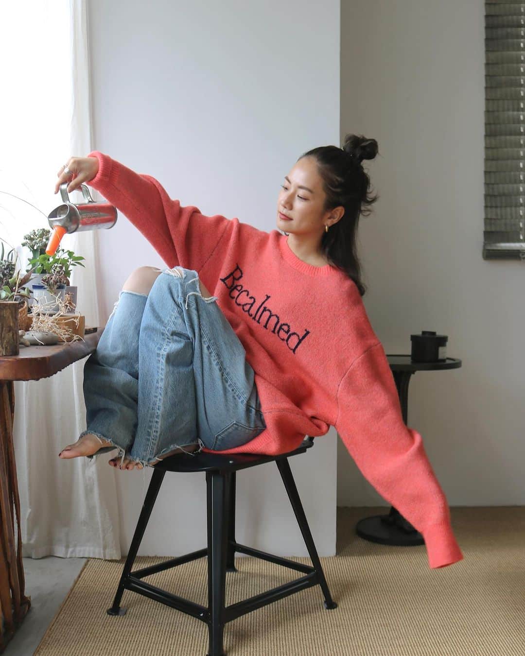 Ungrid staff snapのインスタグラム：「10月発売の気になるWEB限定アイテム👀✨  🗓予約スケジュール 8月27日（日）0:00- RUNWAYchannel / zozotown  #ロゴルーズニット アイボリー/チャコールグレー/オレンジ ¥7,700(tax in)  ダブルジャカードなのでふっくらと厚みのある生地感と、キャッチーなロゴが目を引くニット🧶 お尻まで隠れるゆったりとした着丈が可愛い一着。  #カラールーズニット オフホワイト/チャコールグレー/ピンク/グリーン ¥7,700(tax in)  鮮やかなカラーリングが気分も上げてくれるニット。カジュアルなミリタリーパンツやニットパンツとの相性も抜群！腰回りが隠れる着丈ですが、裾リブをきゅっと上にあげるとバランスが取りやすいです🙆🏼‍♀️✨  #ハニカムルーズニット オフホワイト/ブラック/ピンク ¥7,700(tax in)  裾をラウンド仕様にし、アウトで着ても可愛いデザイン。 ふっくらとした風合いに仕上げることで、柔らかく着心地の良い生地感を叶えました！  ーーーーーーーーーーーーーーーーーーーーーーーーーーーー ☑︎商品詳細は製品タグ or TOPページURLよりチェック   » @Ungrid_staffsnap  #Ungrid #ungrid_official #ungridコーデ #アングリッド #カジュアル #カジュアルコーデ #カジュアルスタイル#ロゴスウェット #ロゴ  #スウェット #ニット  #メンズライク」