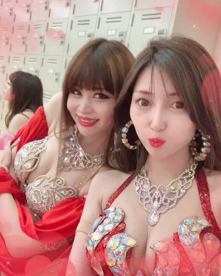 YAYOのインスタグラム：「┈┈┈┈┈┈┈┈┈┈┈┈ HIMIKA oriental dance💎 昨日は合同練習でした❤︎  久しぶりにエレアカの皆んなに会えて、めちゃくちゃ嬉しかったなぁ🥰🤭💕  思えばわたしのベリー人生はエレアカから始まった...！ @elegantacademy   またエレアカの舞台に皆んなで立てて嬉しい❤︎ 2年前よりパワーアップした出演陣で、今から楽しみだー😚🤍🤍🤍  #elegantacademy #ダンス発表会  💎Elegantacademy [17th DANCE FESTIVAL] ✔︎September23 @elegantacademy   #himikaorientaldance  #bellydancers」