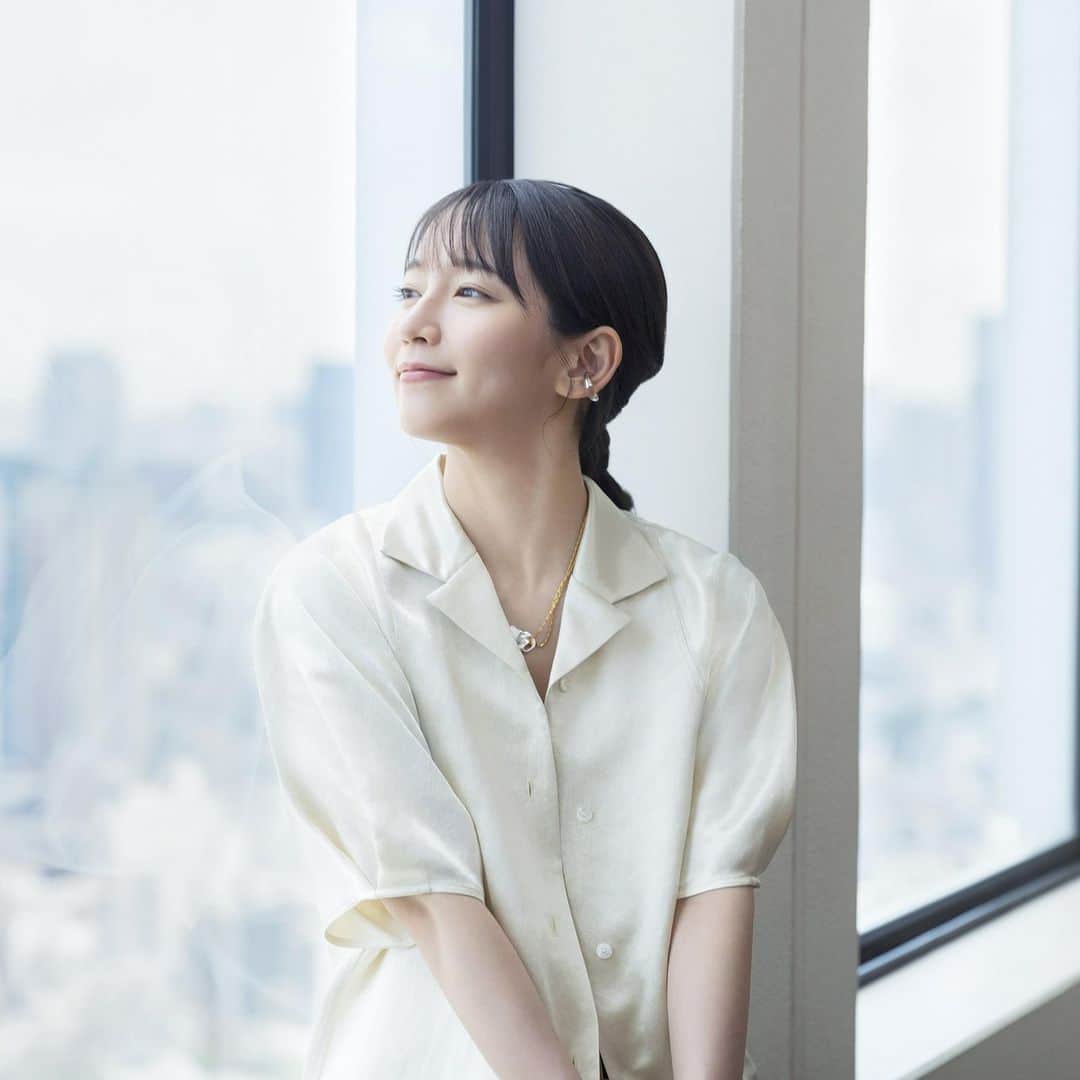 J-WAVEさんのインスタグラム写真 - (J-WAVEInstagram)「【吉岡里帆】人と、言葉に誠実に向き合いたい  毎週日曜日18時から放送中の『UR LIFESTYLE COLLEGE』。 番組ナビゲーターを務める吉岡里帆のインタビュー記事が、民放onlineに掲載されました。  映画、テレビドラマ、舞台、教養番組、CMと多方面で活躍する吉岡自身が 「かけがえのない宝物」「ライフワーク」と位置づける、この番組への想い、そしてラジオの魅力とは？  記事はこちらから⇩ https://minpo.online/article/-ur-lifestyle-college.html 撮影＝園　了佑  ぜひご覧ください📝  番組アカウントはこちら @lifestyle_ur813  #jwave #urlifestylecollege #吉岡里帆 @riho_yoshioka」8月21日 20時00分 - jwave813