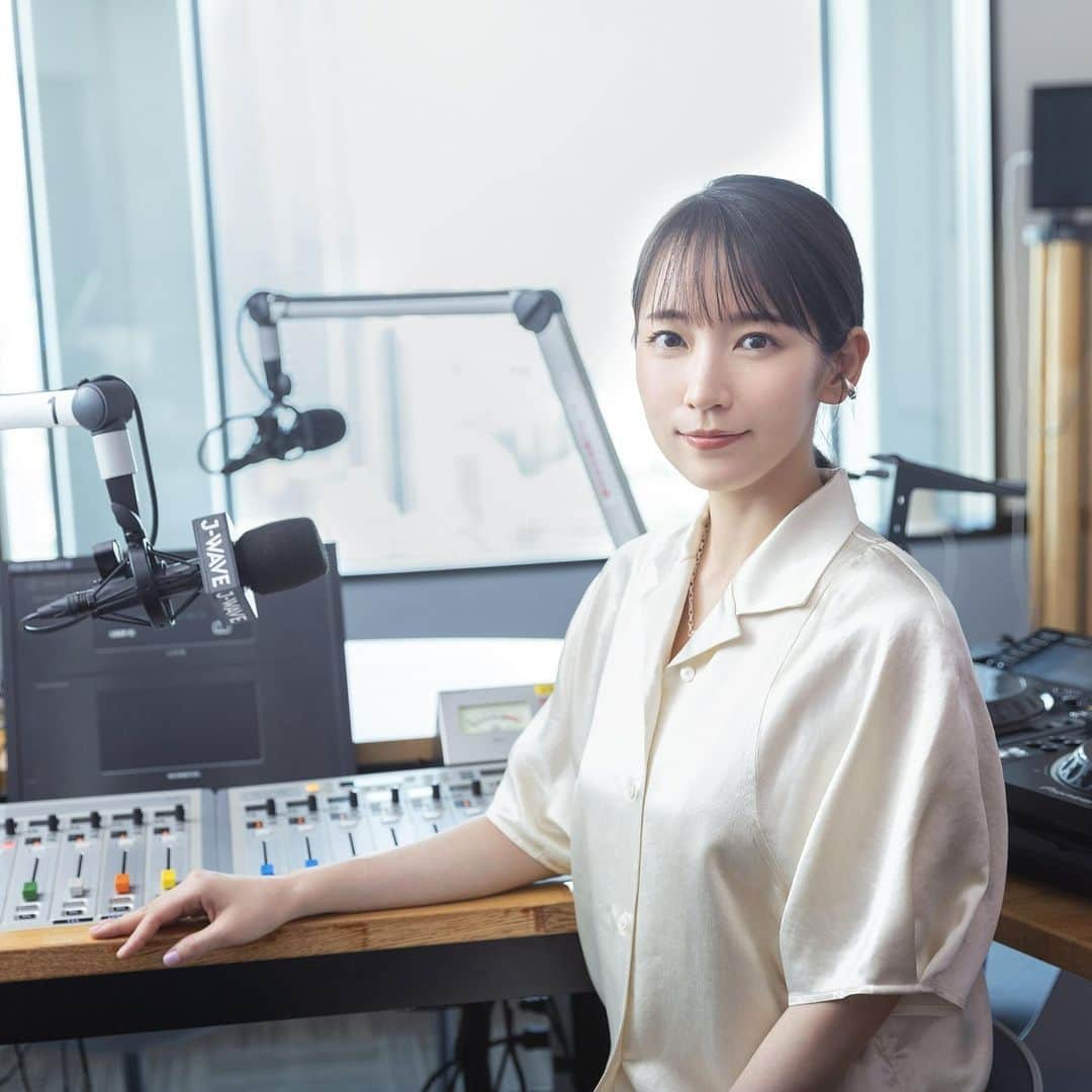 のインスタグラム：「【吉岡里帆】人と、言葉に誠実に向き合いたい  毎週日曜日18時から放送中の『UR LIFESTYLE COLLEGE』。 番組ナビゲーターを務める吉岡里帆のインタビュー記事が、民放onlineに掲載されました。  映画、テレビドラマ、舞台、教養番組、CMと多方面で活躍する吉岡自身が 「かけがえのない宝物」「ライフワーク」と位置づける、この番組への想い、そしてラジオの魅力とは？  記事はこちらから⇩ https://minpo.online/article/-ur-lifestyle-college.html 撮影＝園　了佑  ぜひご覧ください📝  番組アカウントはこちら @lifestyle_ur813  #jwave #urlifestylecollege #吉岡里帆 @riho_yoshioka」