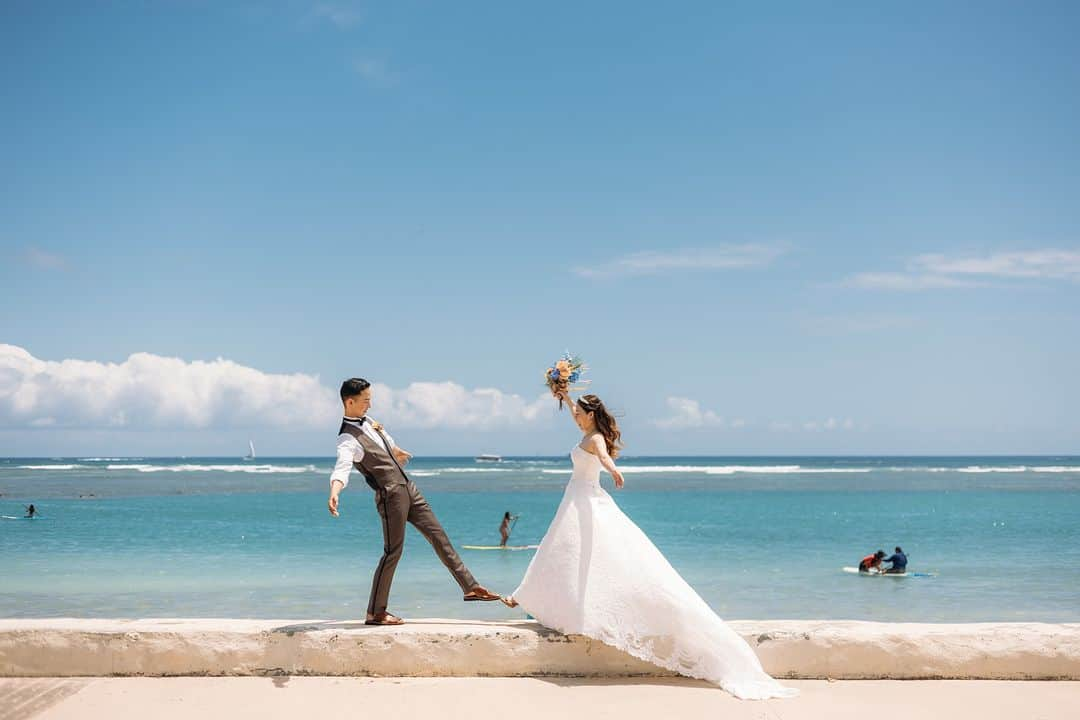 ファーストウエディング公式 ハワイウエディングのインスタグラム：「. ≪Hawaii/フォトツアー≫ Ala Moana Beach Park  ▽Special Thanks… photo　@katabirayuta  make　 @hawaiihairmake_aki   ＝＝＝＝＝＝＝＝＝＝＝＝＝＝＝＝＝＝＝＝＝＝ ■会場詳細・コーディネーターブログ・各種キャンペー ン 　資料請求、ご来店、オンライン相談は 　プロフィール欄のLinkよりご覧ください！ ＝＝＝＝＝＝＝＝＝＝＝＝＝＝＝＝＝＝＝＝＝＝  #FIRSTWEDDING #ファーストウエディング #リゾートウェディング #リゾート婚 #ハワイ挙式 #リゾート挙式 #フォトツアー #アラモアナビーチフォト #リゾ花 #家族婚 #2023夏婚 #2023秋婚 #2023冬婚 #2024春婚 #2024夏婚 #プレ花嫁 #プレ花嫁さんと繋がりたい #ハワイ旅行 #ハワイ好きな人と繋がりたい #ハワイ観光 #hawaii #hawaiitrip #hawaiiwedding #wedding #weddingphotography #bouquet #alamoanabeach  #ハワイウエディング #ハワイウェディングフォト」