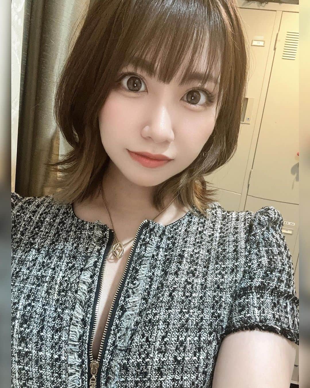 なつきのインスタグラム：「. おんなじ画角で、おんなじドレスで、おんなじ髪型で写真撮るから、違うのは髪の長さだけっていう超むずい間違い探し作ってるみたい🤣 . ほんと髪伸びたー切りたーい😮‍💨 . #シティーグループ #ニュークラ #ベルベ #鈴鐘 #クラブベルべ #クラブ鈴鐘 #ホステス #キャバ嬢 #すすきのキャバクラ #すすきのホステス #ショートカット女子 #酒好き」