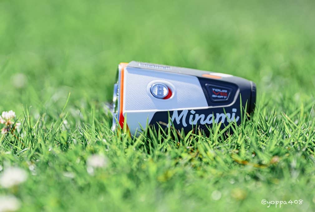 MINAMIさんのインスタグラム写真 - (MINAMIInstagram)「@bushnellgolf.jp 🧡 7／7に発売されたブッシュネル🫶  完全防水で、500ヤードまで測ることができます😚 カラーもとても可愛い🍊🧡  @kagatte のみなみシールもつけて可愛い距離計に✌️ スコアも良くなりました🤣✌️ .  #ゴルフ #ゴルフ女子 #ゴルフ男子 #スポーツ女子 # #golf #golfing #golfer #golfwear #ゴルフウェア #ゴルフコーデ #YouTube #골프 #골프여자 #高尔夫  #instagolf #ゴルフ好きな人と繋がりたい」8月21日 20時01分 - minamii_golf