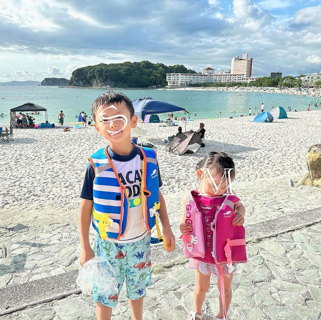 澤野井香里さんのインスタグラム写真 - (澤野井香里Instagram)「#白良浜 で#海水浴 🏝️🩷  一江とゆっこちゃんファミリーの3家族で#白浜旅行 👨‍👩‍👧‍👦👨‍👩‍👧👨‍👩‍👦‍👦🚗💨  砂浜で貝拾い🐚したり、海で浮輪🛟にプカプカ浮かびながら遊ぶ子供達とパパ👨🏻を横目に、ママたちはテントでおしゃべり😎  ジリジリ☀️蒸し暑いけど、いいお天気で青い海に白い砂浜が綺麗✨  ホテルに戻ってもプール三昧で、ホント元気すぎる子供達についていけないε-(´∀｀; )  お昼はすさみ町の名産イノブタ🐷を使ったトンテキが有名な#イブファーム でランチしたょ😋  #ks_23✨ #ks_wakayama✨ #和歌山 #白浜 #白良浜ビーチ  #家族旅行 #和歌山旅行 #国内旅行 #海水浴 #和歌山グルメ #和歌山ランチ #百名店 #百名店巡り #こどもとおでかけ #関西ママ #京都ママ #男の子ママ #女の子ママ #ママライフ #ママリ #コドモノ  #7歳 #4歳 #👦🏻👧🏻 #S⭐️_ #M🍒_  #s⭐️m🍒d」8月21日 20時01分 - kaori_sawanoi