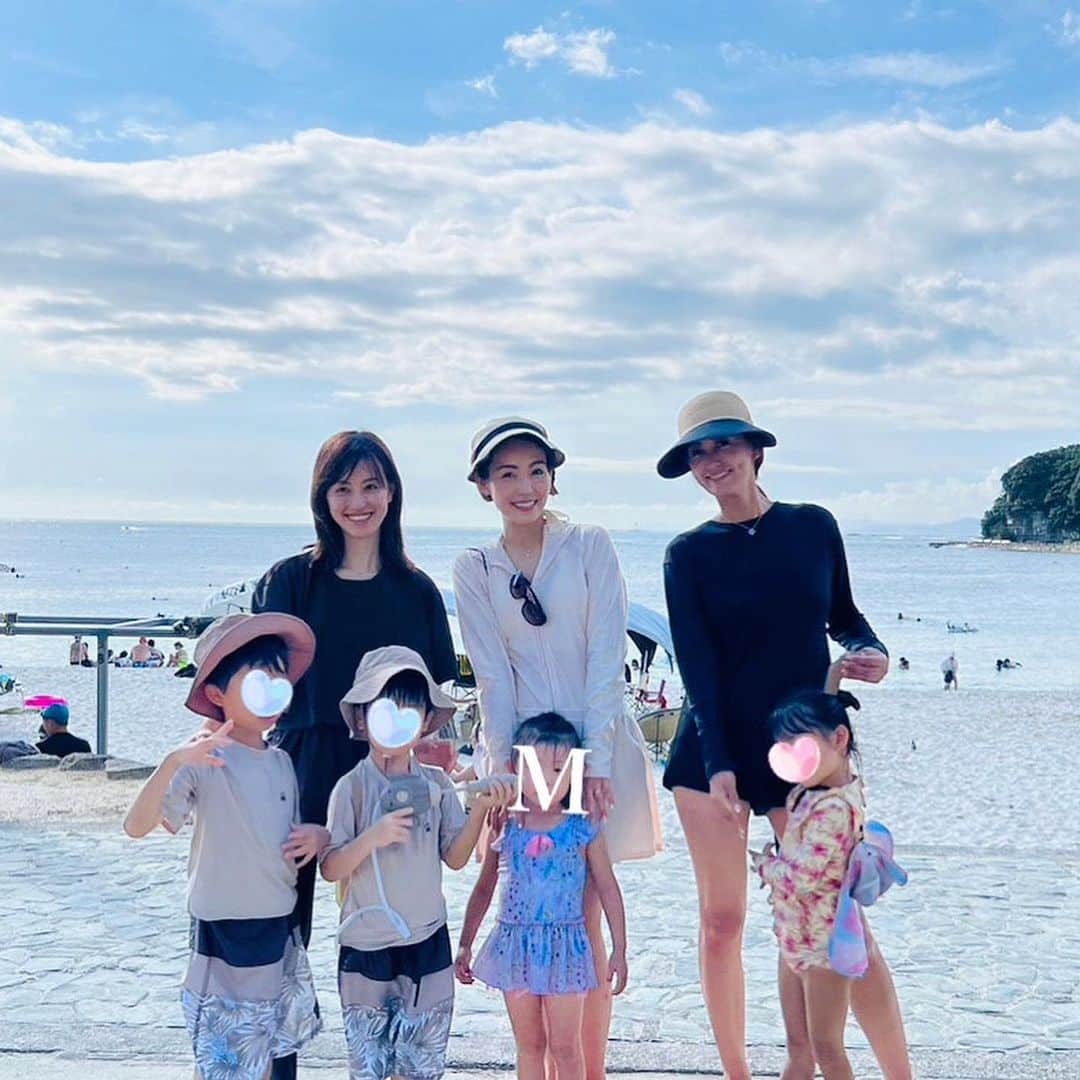 澤野井香里さんのインスタグラム写真 - (澤野井香里Instagram)「#白良浜 で#海水浴 🏝️🩷  一江とゆっこちゃんファミリーの3家族で#白浜旅行 👨‍👩‍👧‍👦👨‍👩‍👧👨‍👩‍👦‍👦🚗💨  砂浜で貝拾い🐚したり、海で浮輪🛟にプカプカ浮かびながら遊ぶ子供達とパパ👨🏻を横目に、ママたちはテントでおしゃべり😎  ジリジリ☀️蒸し暑いけど、いいお天気で青い海に白い砂浜が綺麗✨  ホテルに戻ってもプール三昧で、ホント元気すぎる子供達についていけないε-(´∀｀; )  お昼はすさみ町の名産イノブタ🐷を使ったトンテキが有名な#イブファーム でランチしたょ😋  #ks_23✨ #ks_wakayama✨ #和歌山 #白浜 #白良浜ビーチ  #家族旅行 #和歌山旅行 #国内旅行 #海水浴 #和歌山グルメ #和歌山ランチ #百名店 #百名店巡り #こどもとおでかけ #関西ママ #京都ママ #男の子ママ #女の子ママ #ママライフ #ママリ #コドモノ  #7歳 #4歳 #👦🏻👧🏻 #S⭐️_ #M🍒_  #s⭐️m🍒d」8月21日 20時01分 - kaori_sawanoi