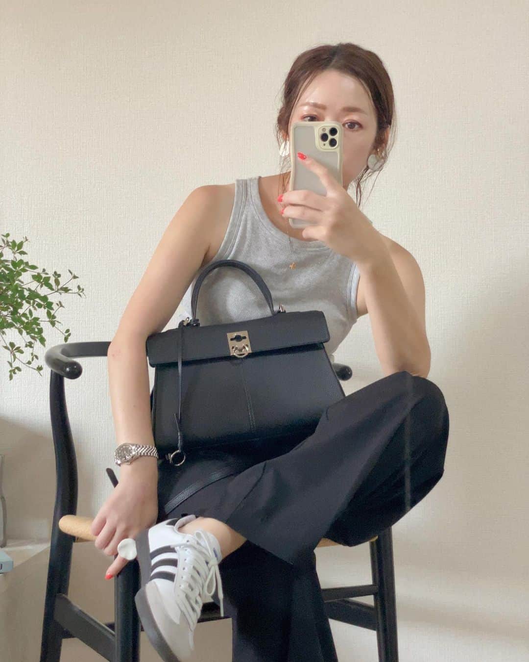 のインスタグラム：「最近よく使ってる @cafune.official のbag🖤  カジュアルにも使えるしちょうどいいサイズ感🫶  あと肩出しの日はだいたい持ち歩いてるシアーショートブルゾン🤍 スーパーとか寒っ！てなるから💦透け感にお袖ぼわんも可愛くて気に入っとります🫠  tops @uniqlo_jp  blouson @aulii_amomentofhappiness  pants @zara  earring @seadsmara  sneaker @adidasoriginals  #mycafune #カフネバッグ」