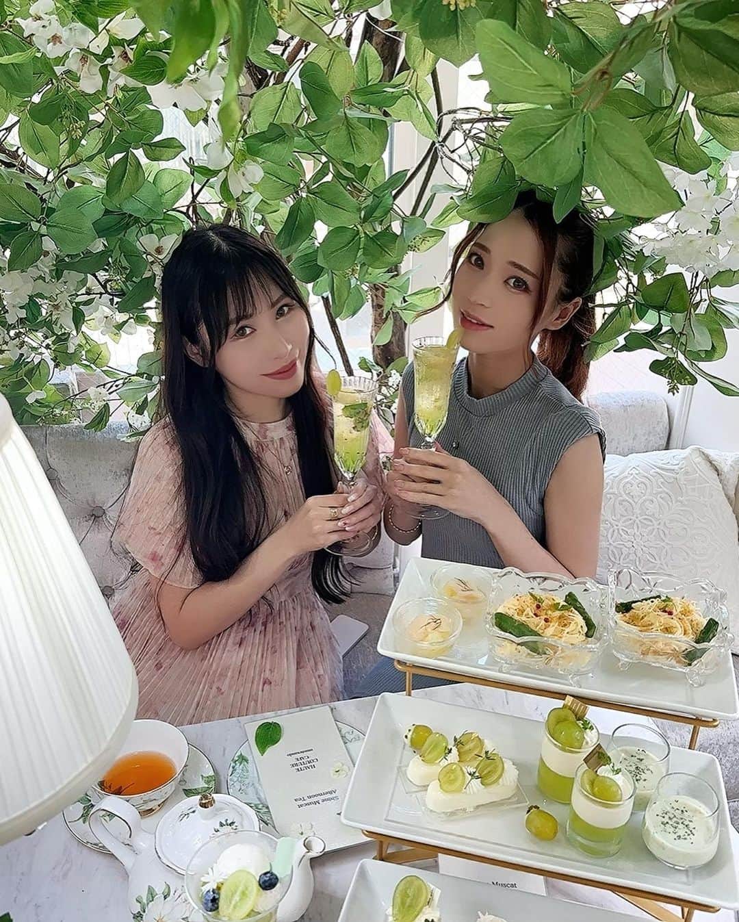 柊木里音のインスタグラム：「@syucream_77 🐰  ちゃんと食べてる姿初めてみた日🍰笑  また甘活女子会したいです🫶🏻  #アフターヌーンティー  #オートクチュールカフェ表参道  #女子会」