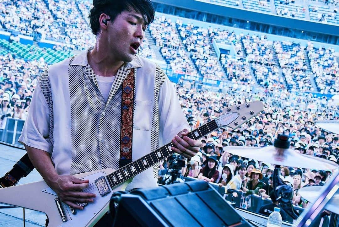 田辺由明さんのインスタグラム写真 - (田辺由明Instagram)「遅ればせながら【SUMMER SONIC 2023 TOKYO】ありがとうございました！！  初めてスタジアムでギターを鳴らせて、嬉しくて、楽しくて幸せでした！！  気合い入れていつもよりギターのボリュームマシマシだったのはここだけの話…🤫  クソ暑い中、クソアツいライブを一緒に作ってくれた皆様、ありがとうございました！！  photo by 酒井ダイスケ @imdaisukesakai  #サマソニ #summersonic」8月21日 20時03分 - toriashi_vyt