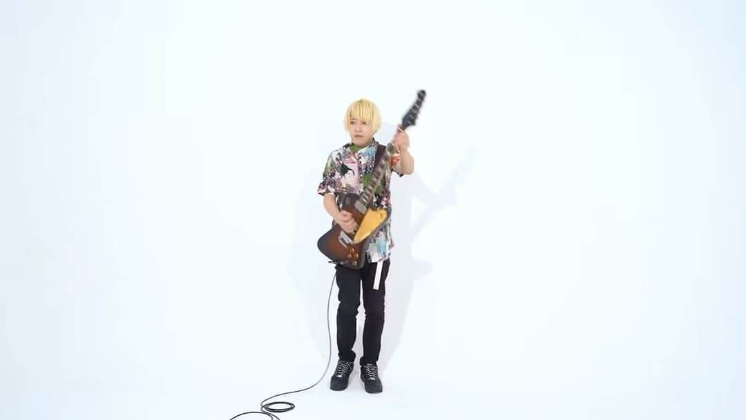 山岸竜之介のインスタグラム：「I AM GUITAR HERO  自分から名乗り出るスタイルです  どうぞ よろしくお願いします  youtu.be/hqyGlEtS-Tw  #IAMGUITARHERO」
