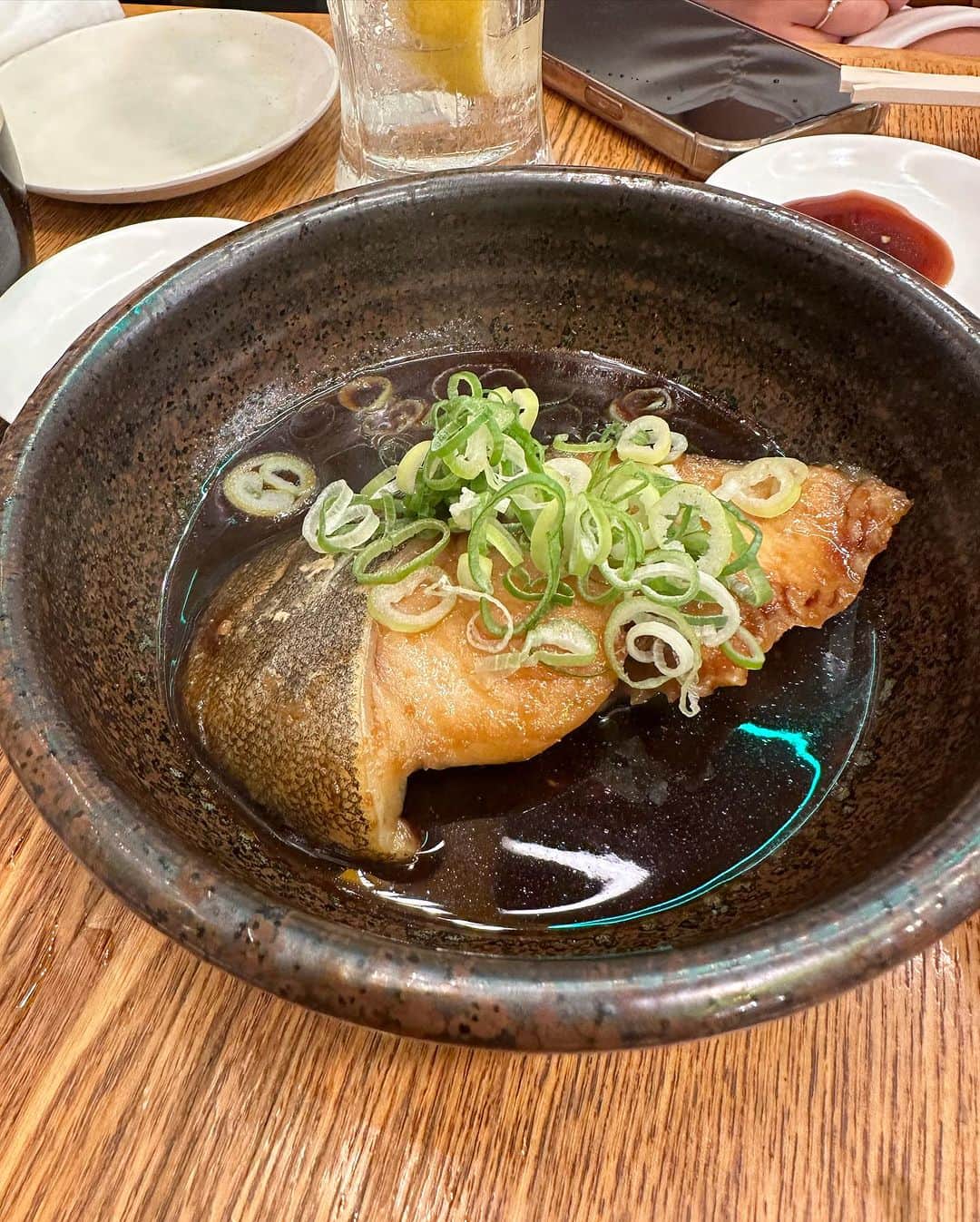 こちえさんのインスタグラム写真 - (こちえInstagram)「. . こないだあみと新橋遠征🫡笑  初めて行った新橋駅のガード下横丁🏮  安いし美味しいし良すぎた👏 ギンダラの煮付けと ブリカマ好きに悪い人はいないと思う🥹笑  インバウンド向けな感じの雰囲気も 明るくてよかった😚  #横丁#ガード下 #ブリカマ#銀鱈#煮付け  #お刺身#海鮮居酒屋  #新橋グルメ#新橋ディナー #東京グルメ#東京ディナー #居酒屋巡り#グルメ女子 #新橋#東京 #sashimi#japanesefood  #followme#yummy #tokyotrip#tokyotravel  #shinbashi#ginza #tokyo#japan」8月21日 20時06分 - ___5ch1_ko