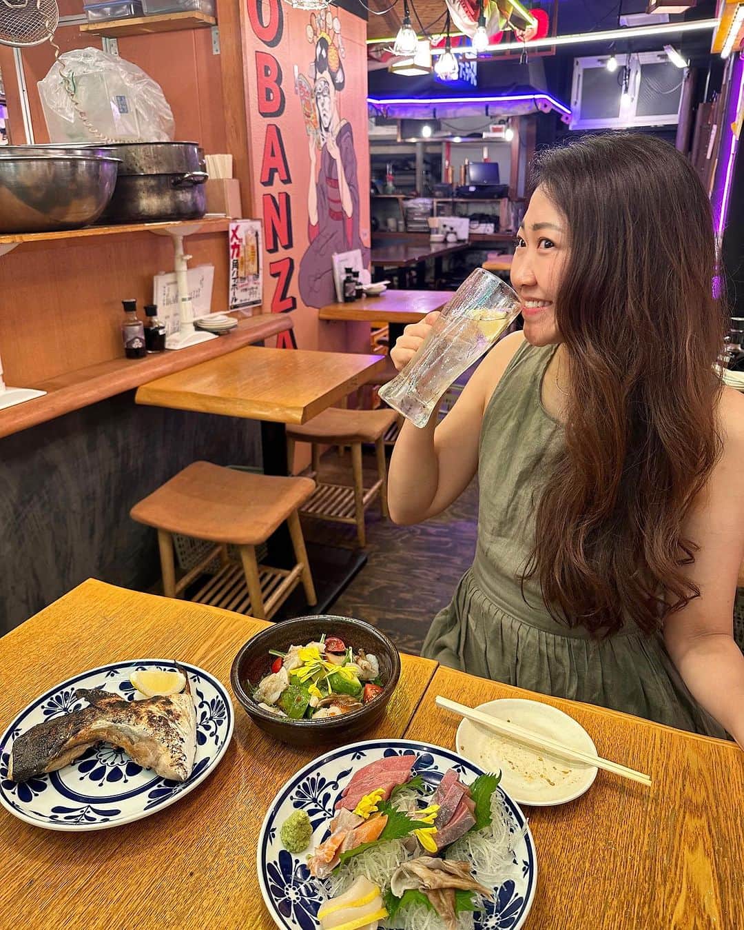 こちえさんのインスタグラム写真 - (こちえInstagram)「. . こないだあみと新橋遠征🫡笑  初めて行った新橋駅のガード下横丁🏮  安いし美味しいし良すぎた👏 ギンダラの煮付けと ブリカマ好きに悪い人はいないと思う🥹笑  インバウンド向けな感じの雰囲気も 明るくてよかった😚  #横丁#ガード下 #ブリカマ#銀鱈#煮付け  #お刺身#海鮮居酒屋  #新橋グルメ#新橋ディナー #東京グルメ#東京ディナー #居酒屋巡り#グルメ女子 #新橋#東京 #sashimi#japanesefood  #followme#yummy #tokyotrip#tokyotravel  #shinbashi#ginza #tokyo#japan」8月21日 20時06分 - ___5ch1_ko