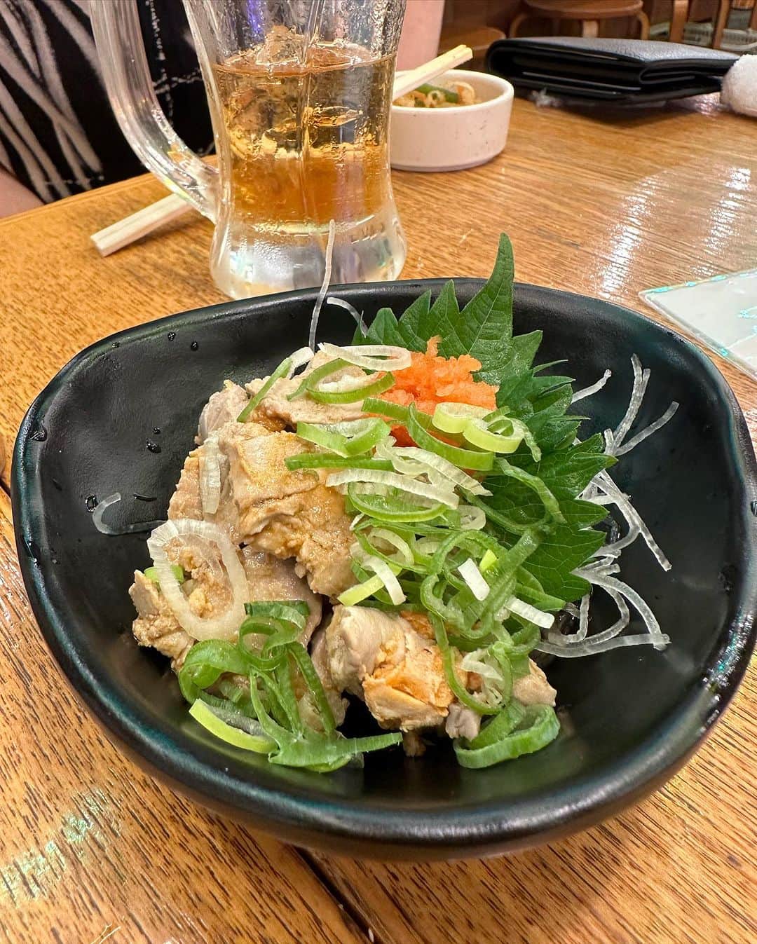 こちえさんのインスタグラム写真 - (こちえInstagram)「. . こないだあみと新橋遠征🫡笑  初めて行った新橋駅のガード下横丁🏮  安いし美味しいし良すぎた👏 ギンダラの煮付けと ブリカマ好きに悪い人はいないと思う🥹笑  インバウンド向けな感じの雰囲気も 明るくてよかった😚  #横丁#ガード下 #ブリカマ#銀鱈#煮付け  #お刺身#海鮮居酒屋  #新橋グルメ#新橋ディナー #東京グルメ#東京ディナー #居酒屋巡り#グルメ女子 #新橋#東京 #sashimi#japanesefood  #followme#yummy #tokyotrip#tokyotravel  #shinbashi#ginza #tokyo#japan」8月21日 20時06分 - ___5ch1_ko
