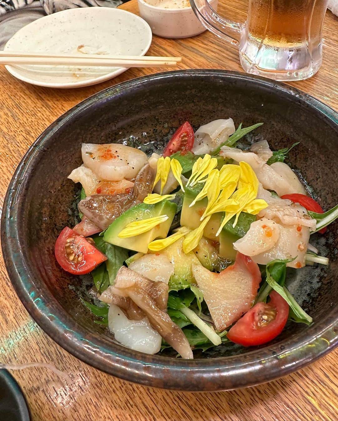 こちえさんのインスタグラム写真 - (こちえInstagram)「. . こないだあみと新橋遠征🫡笑  初めて行った新橋駅のガード下横丁🏮  安いし美味しいし良すぎた👏 ギンダラの煮付けと ブリカマ好きに悪い人はいないと思う🥹笑  インバウンド向けな感じの雰囲気も 明るくてよかった😚  #横丁#ガード下 #ブリカマ#銀鱈#煮付け  #お刺身#海鮮居酒屋  #新橋グルメ#新橋ディナー #東京グルメ#東京ディナー #居酒屋巡り#グルメ女子 #新橋#東京 #sashimi#japanesefood  #followme#yummy #tokyotrip#tokyotravel  #shinbashi#ginza #tokyo#japan」8月21日 20時06分 - ___5ch1_ko