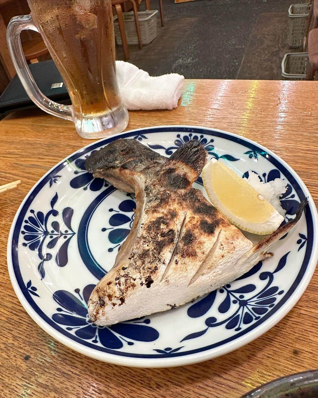 こちえさんのインスタグラム写真 - (こちえInstagram)「. . こないだあみと新橋遠征🫡笑  初めて行った新橋駅のガード下横丁🏮  安いし美味しいし良すぎた👏 ギンダラの煮付けと ブリカマ好きに悪い人はいないと思う🥹笑  インバウンド向けな感じの雰囲気も 明るくてよかった😚  #横丁#ガード下 #ブリカマ#銀鱈#煮付け  #お刺身#海鮮居酒屋  #新橋グルメ#新橋ディナー #東京グルメ#東京ディナー #居酒屋巡り#グルメ女子 #新橋#東京 #sashimi#japanesefood  #followme#yummy #tokyotrip#tokyotravel  #shinbashi#ginza #tokyo#japan」8月21日 20時06分 - ___5ch1_ko