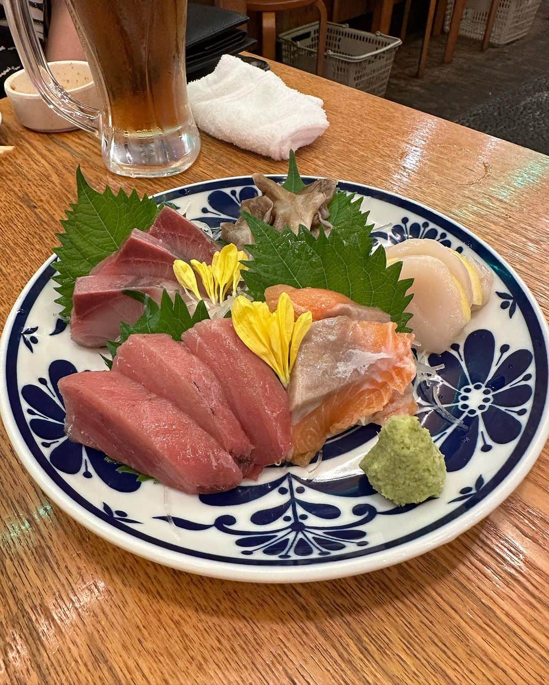 こちえさんのインスタグラム写真 - (こちえInstagram)「. . こないだあみと新橋遠征🫡笑  初めて行った新橋駅のガード下横丁🏮  安いし美味しいし良すぎた👏 ギンダラの煮付けと ブリカマ好きに悪い人はいないと思う🥹笑  インバウンド向けな感じの雰囲気も 明るくてよかった😚  #横丁#ガード下 #ブリカマ#銀鱈#煮付け  #お刺身#海鮮居酒屋  #新橋グルメ#新橋ディナー #東京グルメ#東京ディナー #居酒屋巡り#グルメ女子 #新橋#東京 #sashimi#japanesefood  #followme#yummy #tokyotrip#tokyotravel  #shinbashi#ginza #tokyo#japan」8月21日 20時06分 - ___5ch1_ko
