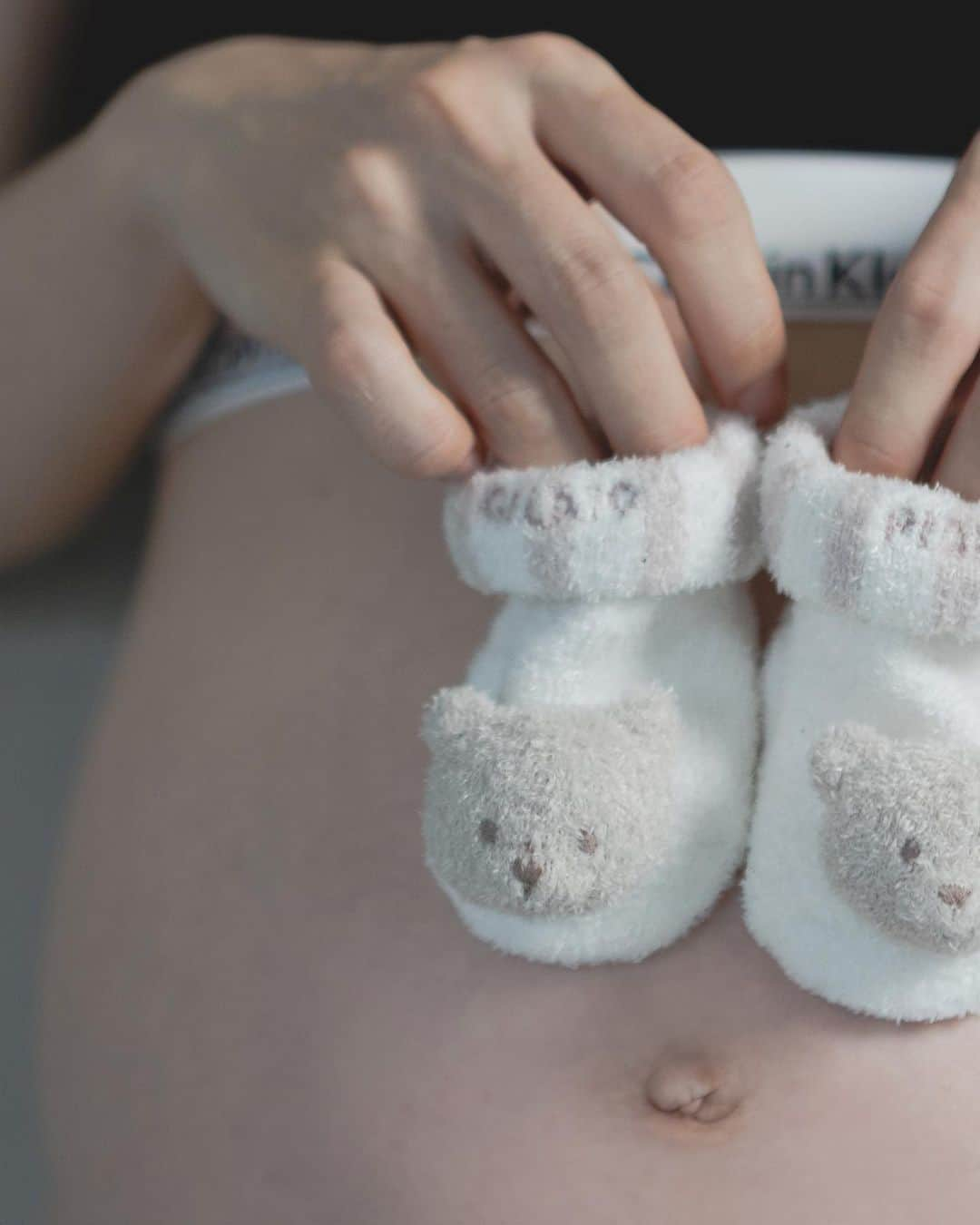 伊藤沙織さんのインスタグラム写真 - (伊藤沙織Instagram)「maternity photoshoot🤍  持っているブーケは @sarai_wedding さんのフラワースクールの卒業制作の作品💐  これからブーケ制作も頑張っていきたいので、オーダーお待ちしてます(ちゃっかり宣伝)🌷🥰  #マタニティフォト撮影」8月21日 20時08分 - saori__ito