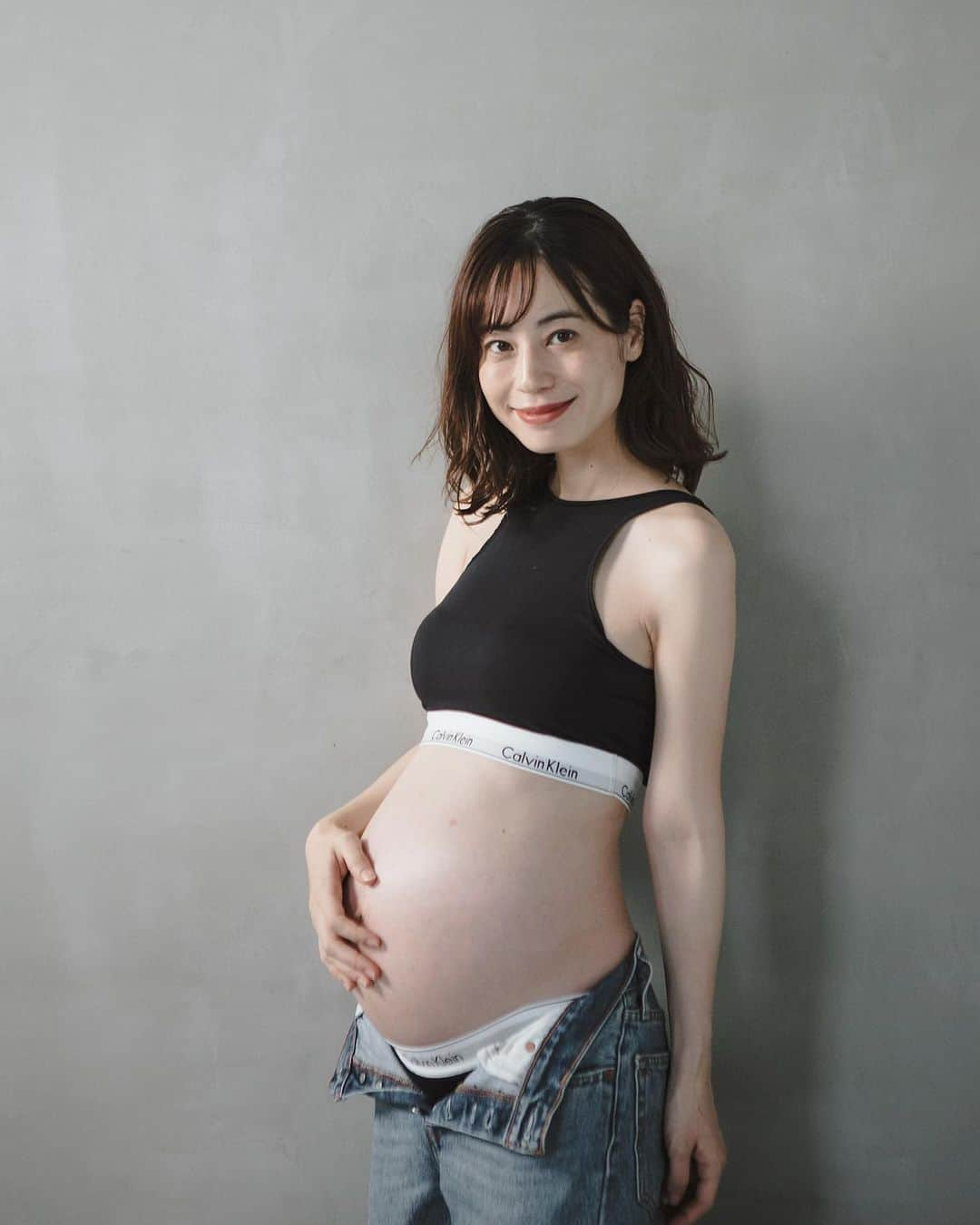 伊藤沙織さんのインスタグラム写真 - (伊藤沙織Instagram)「maternity photoshoot🤍  持っているブーケは @sarai_wedding さんのフラワースクールの卒業制作の作品💐  これからブーケ制作も頑張っていきたいので、オーダーお待ちしてます(ちゃっかり宣伝)🌷🥰  #マタニティフォト撮影」8月21日 20時08分 - saori__ito