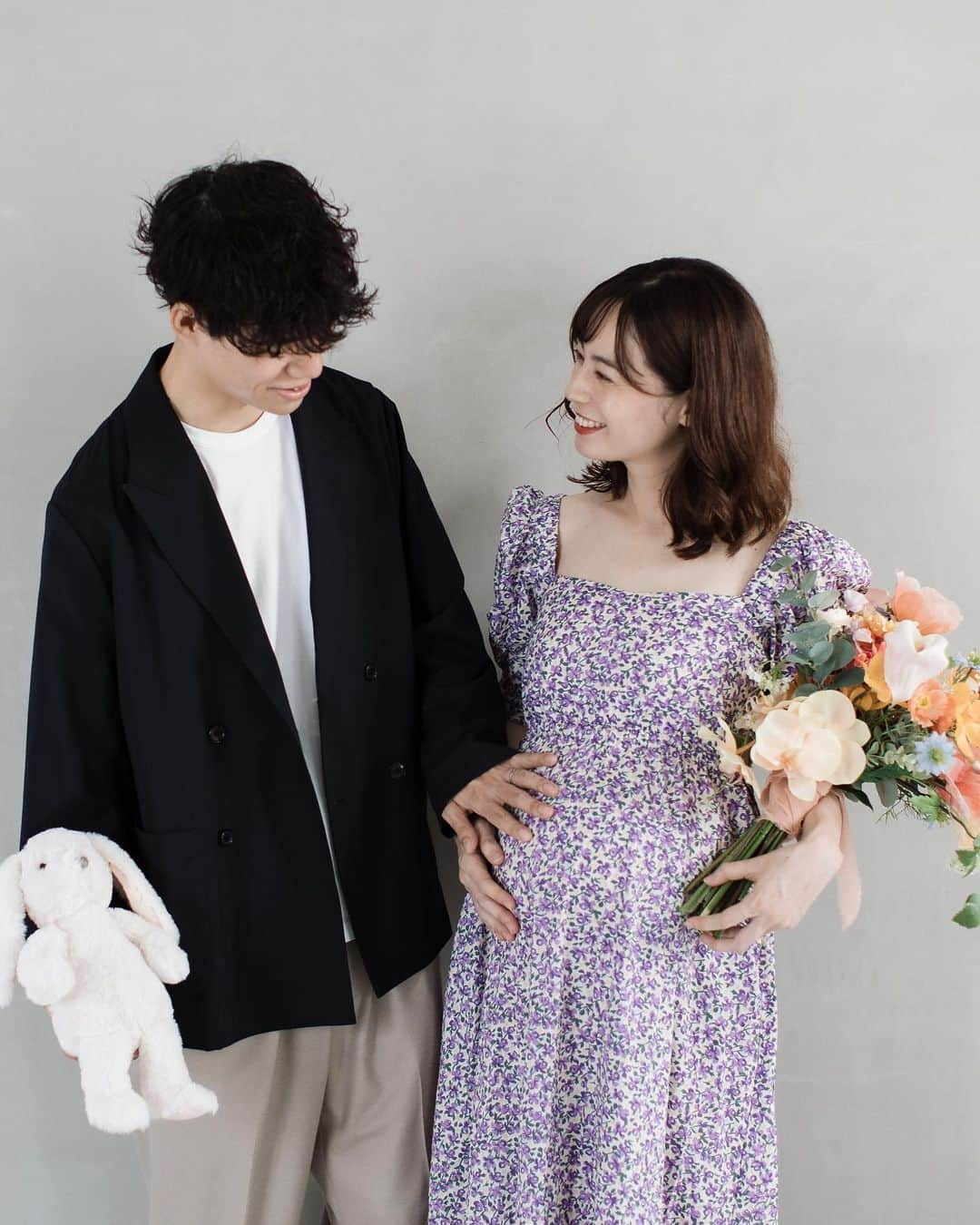 伊藤沙織さんのインスタグラム写真 - (伊藤沙織Instagram)「maternity photoshoot🤍  持っているブーケは @sarai_wedding さんのフラワースクールの卒業制作の作品💐  これからブーケ制作も頑張っていきたいので、オーダーお待ちしてます(ちゃっかり宣伝)🌷🥰  #マタニティフォト撮影」8月21日 20時08分 - saori__ito