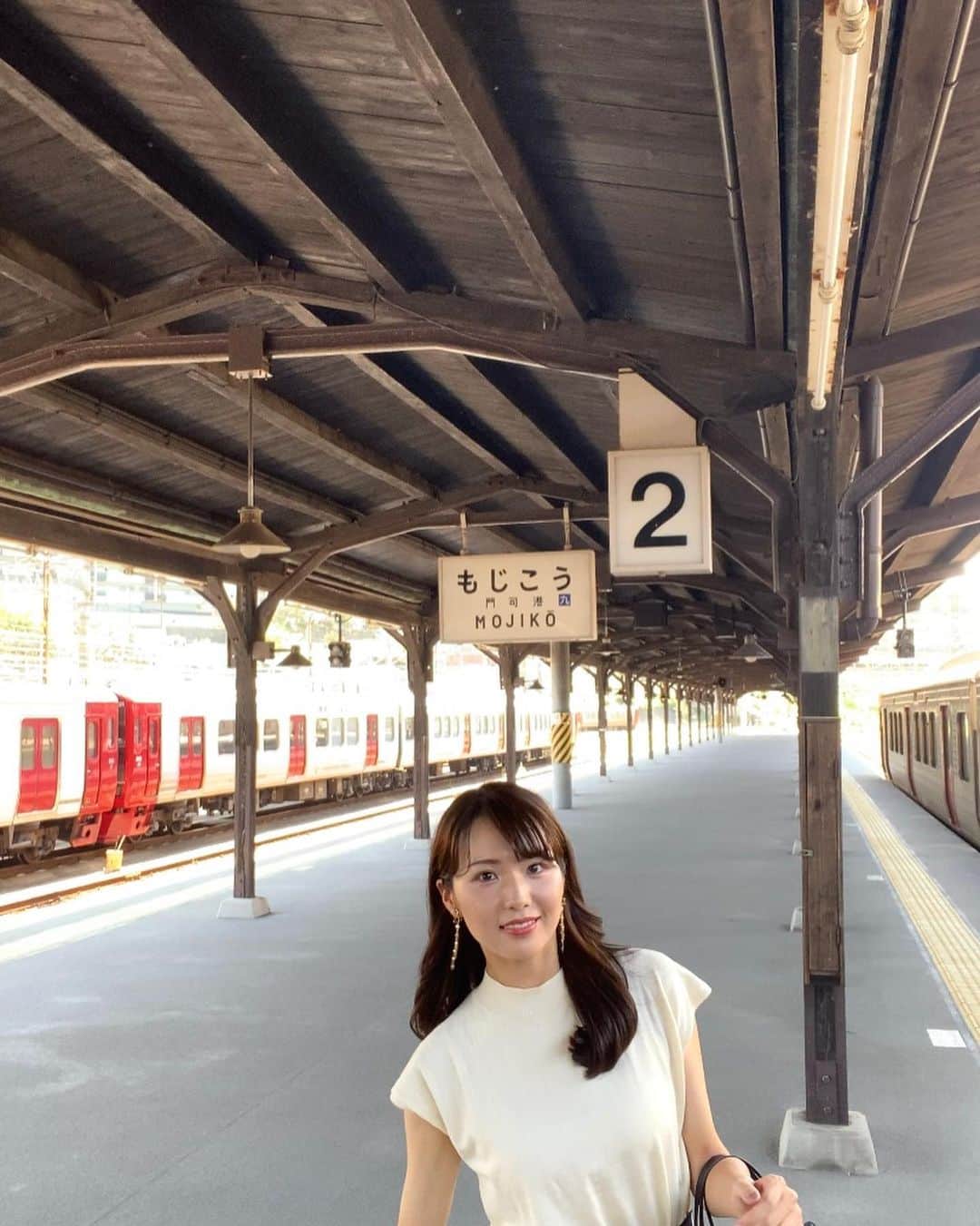 柴田美奈のインスタグラム：「思い立って福岡へ🤍 博多と門司港をたくさん歩いて、歴史を感じた！ 有意義な時間でした🥹 ⁡ 屋根のあるところでしか写真を撮れないくらい、 暑かった🌞🌞🌞  #門司港レトロ」