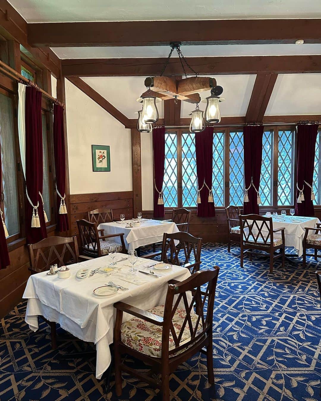 川人未帆さんのインスタグラム写真 - (川人未帆Instagram)「・ 上高地帝国ホテル。 ばあばのハイキングスタイルが素敵。 クラシックでこじんまりとした可愛いお部屋。 美味しかったゴロゴロ野菜のカレー。 風格のあるマントルピース。 赤絨毯が誘う朝食会場 朝から優雅なレストラン 美味しかったふわふわフレンチトースト、一枚だけ胡桃パンなのが嬉しい。 赤い屋根と青い空。」8月21日 20時09分 - miho0319kawahito