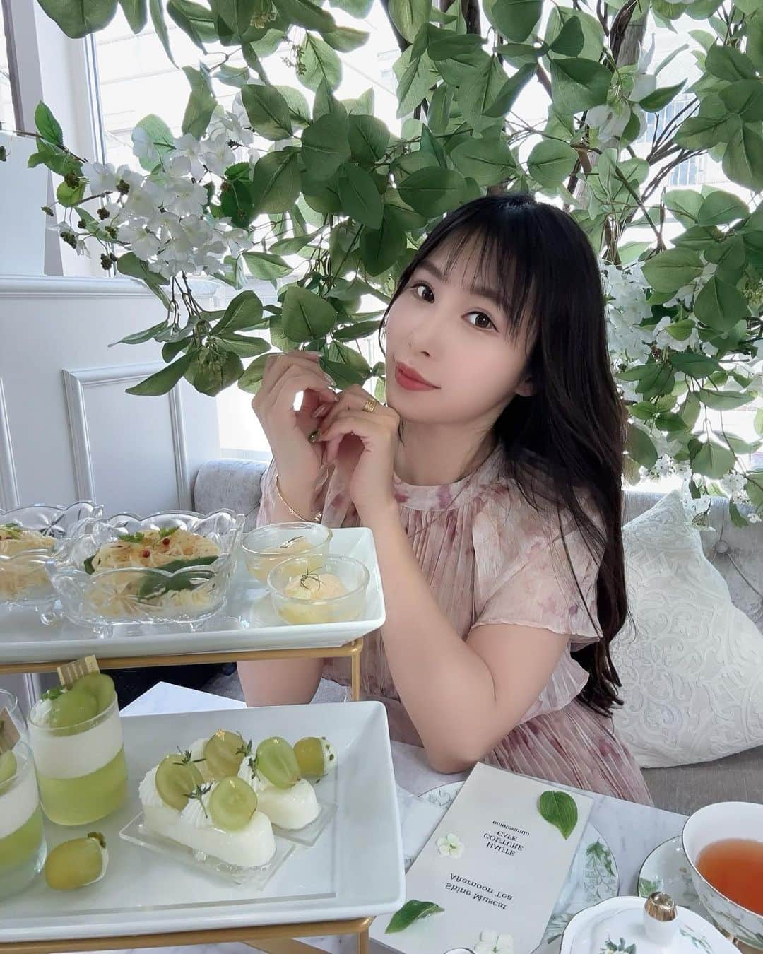 柊木里音のインスタグラム：「photo by  ミニ相棒🤳  #オートクチュールカフェ表参道  #シャインマスカット  #アフターヌーンティー」