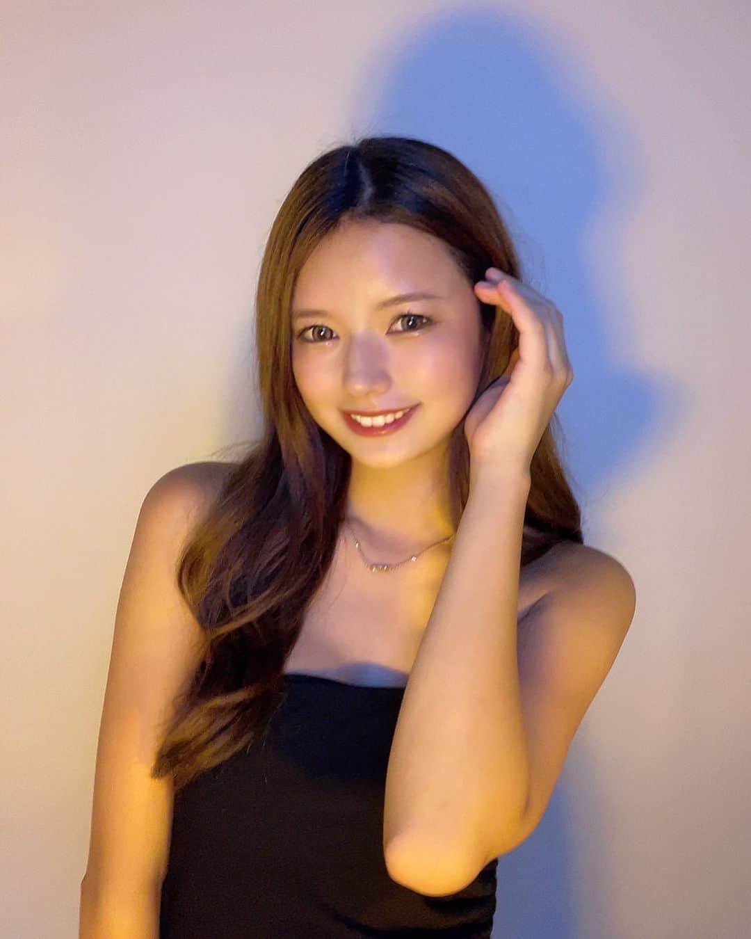 のインスタグラム：「今時のプリクラはいきなりカラーライトになってフリーショットタイムがあるんだね📷  衝撃だったけど、7色くらい選べて楽しすぎた🐻  #プリント倶楽部#巻き髪アレンジ#韓国前髪#韓国グルメ #韓国カフェ#ザラジョ#ザラコーデ#かきあげ前髪 #かきあげバング  #オフショル#チューブトップ#夏コーデ#自撮り女子#水着女子#ゴールドアクセサリー #日焼け女子#水着焼け#綺麗めコーデ#マツエクデザイン#フェスコーデ#フェス#ディナーコーデ」
