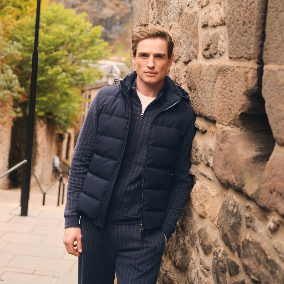 ハケットのインスタグラム：「In our latest collection, the iconic chalk stripe pattern transcends its sartorial heritage and boldly adorns sophisticated tracksuits, creating a versatile ensemble suitable for both weekdays and weekends.   #HackettLondon #HowToHackett」