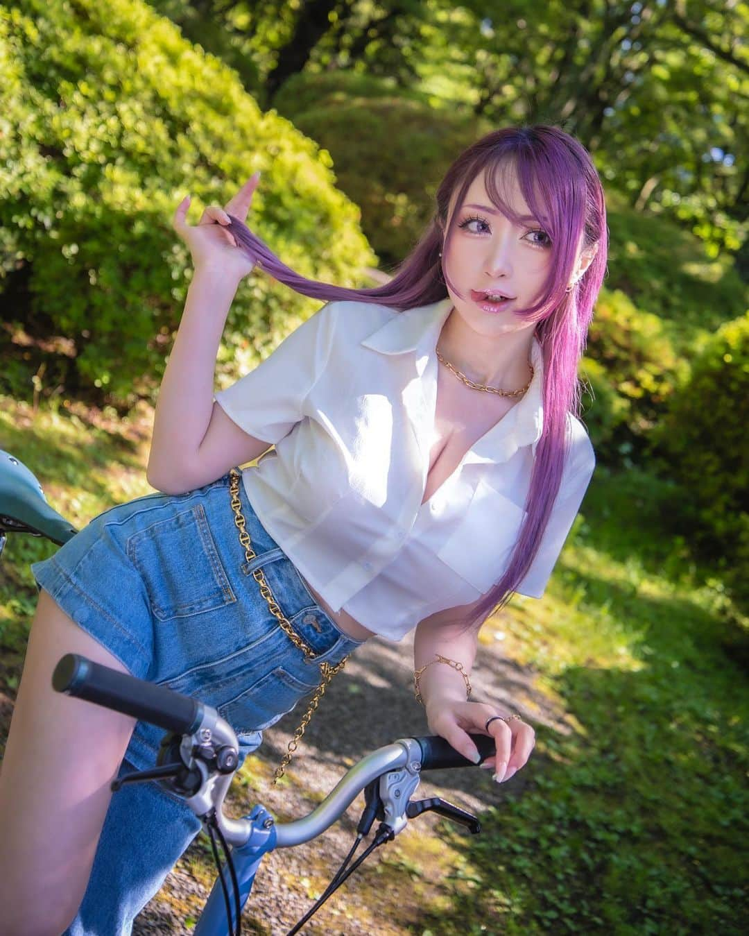 華密美琉さんのインスタグラム写真 - (華密美琉Instagram)「🚲  天気がいいとどこか行きたくなるね！ 何に乗ってでかける？？？？  🚲  #自転車好き  #自転車のある風景  #cosplaygirl  #cosplaysexy  #cosplaygirls  #cosplay  #cosplayphoto  #comicmarket  #cosplaymodel  #selfie  #自転車女子  #自転車のある生活  #ブロンプトンポタリング  #bromptonlovers  #bromptonbicycle  #brompton  #ブロンプトン大好き  #bromptonbike  #ブロンプトンのある風景  #コスプレイヤー  #自転車ツーリング  #ブロンプトン  #ポートレート  #portrait  #portraitphotography  #chamomile  #photobook  #cosplayphotobook  #コスプレイヤーカモミール  #自転車日和」8月21日 20時11分 - chamomile_chami