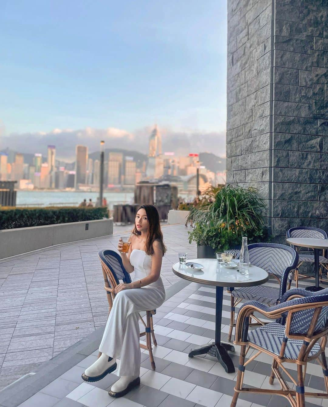 Moanna S.のインスタグラム：「Just here looking for monday blues cures🦋 #BluhouseHongKomg #RosewoodHongKong」