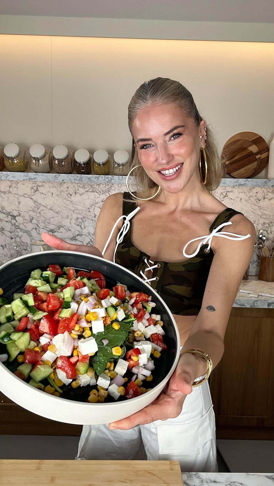 Burcu Esmersoyのインスタグラム：「yaz sonu / pazartesi gunleri baslayan o meshur “yediklerime dikkat etmeliyim” moduna bir minik destek benden gelsin, kendi salatanizi en pratik hazirlama teknikleri 1. bolum」