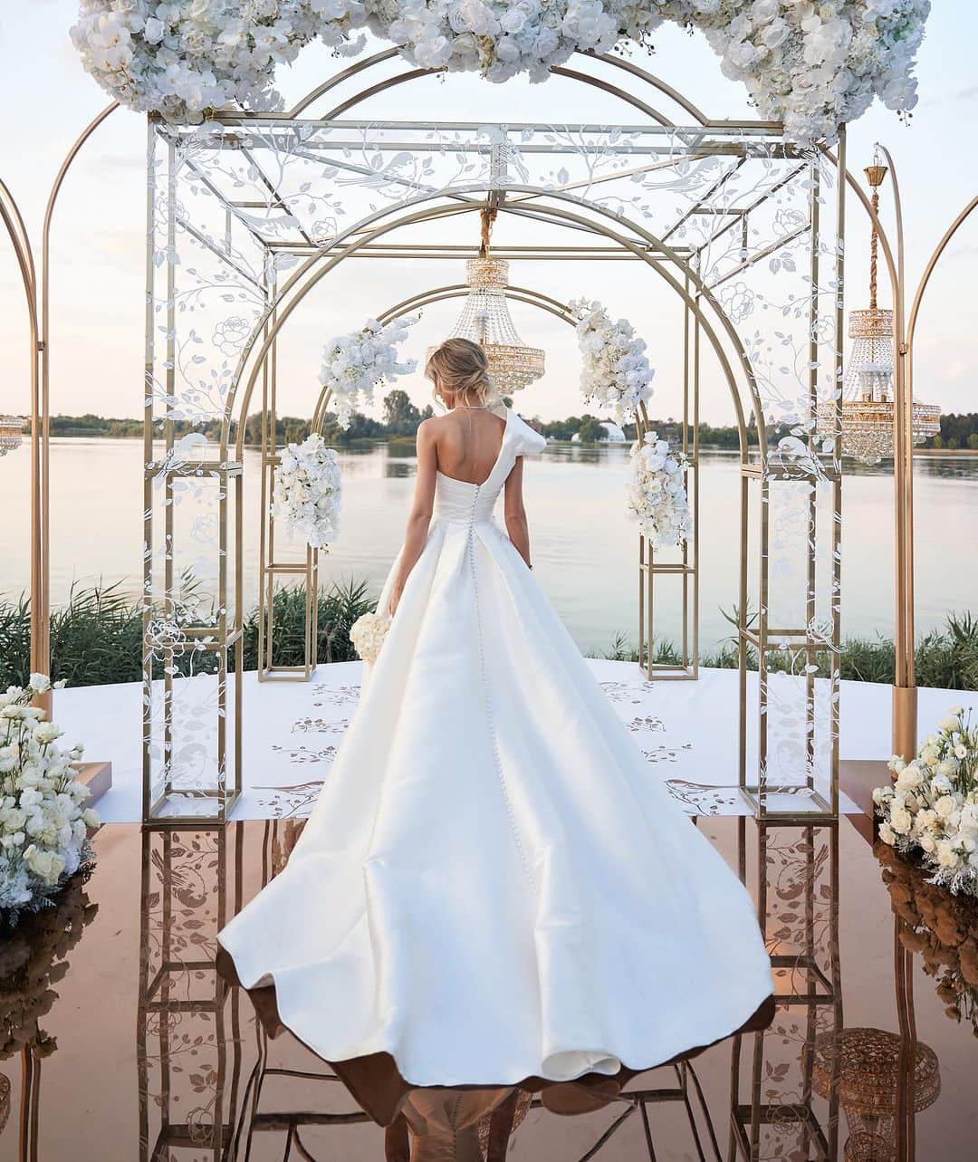 Pronoviasさんのインスタグラム写真 - (PronoviasInstagram)「We’re still in awe by the gorgeous #PronoviasBride @gabriela.prisacariuotil looking dreamy in Sedna✨  @wedowowevents  @eventsbycarmenionita  @bokaa.ro  @silviu.enache.photo   Share your wedding photos with us via the link in bio💛  #Pronovias」8月21日 20時12分 - pronovias