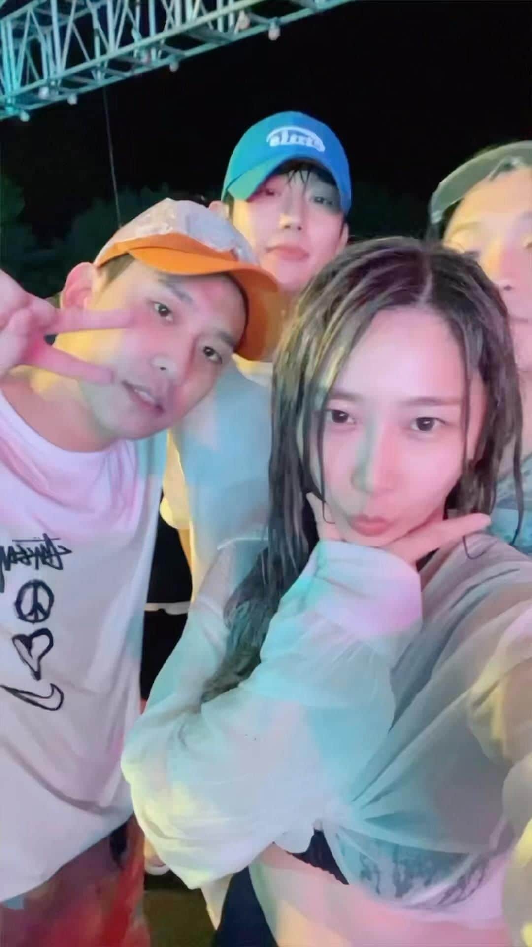 ジェアのインスタグラム：「올해의 마지막 워터밤밤밤!!!  이날 전세계 물총을 다 쏴본듯 😂😂😂 물총에 진심인 사람들!! 🔫🔫🔫🔫🔫🔫🔫🔫」