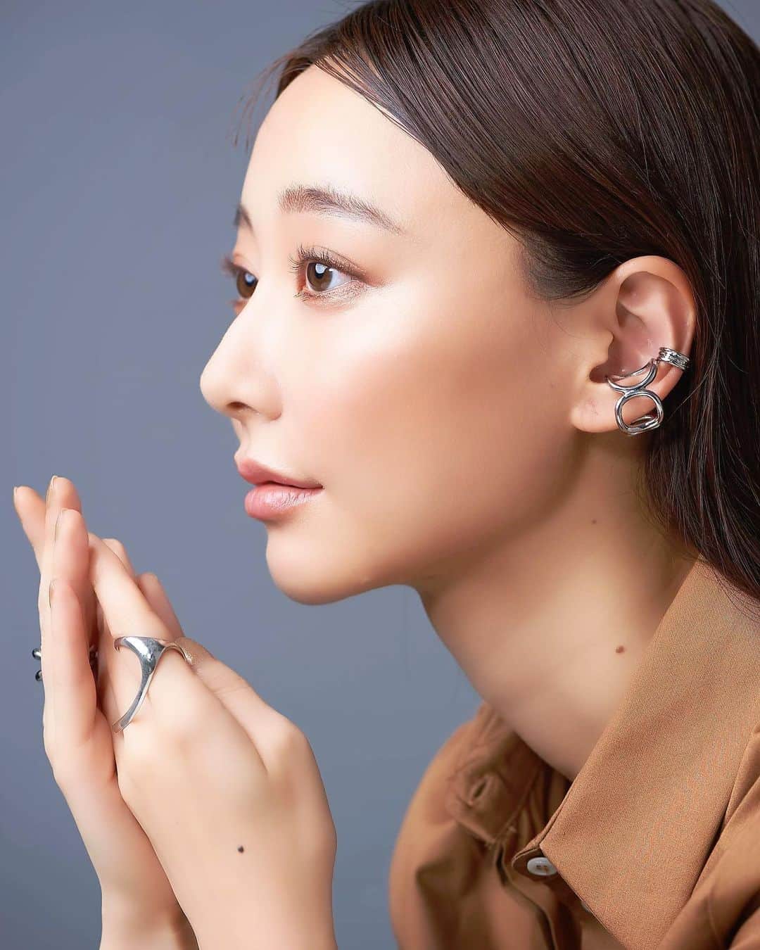 葉月祥子のインスタグラム：「時には月の様に…🌔🌙💫✨ ⁡ sometimes like the moon. ⁡ @maru_1111  @ooki_miho_   #jewelry #fashion #natural #accessories #photography #ファッション #アクセサリー #beauty #アパレル #ブランド #modellife」