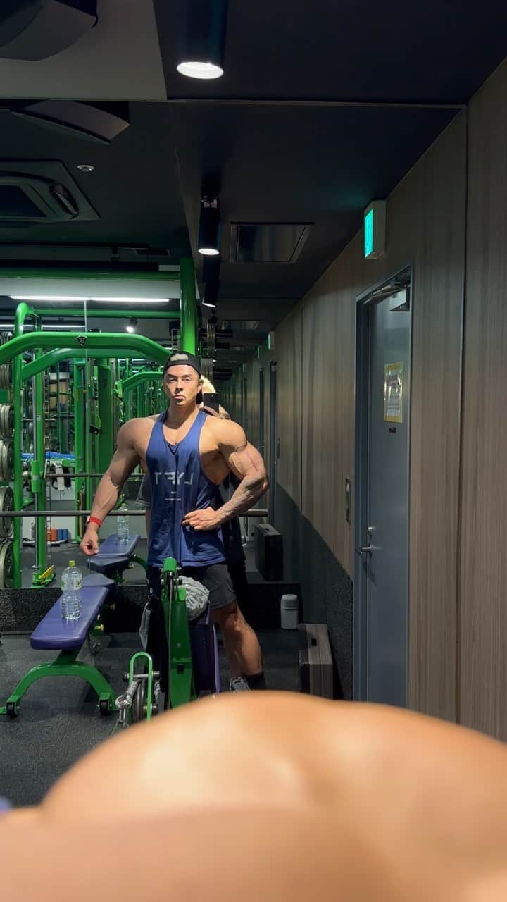 エドワード加藤のインスタグラム：「6days to go 🔥🔥　UK PROから別人でステージ立つので楽しみにしててください！！」