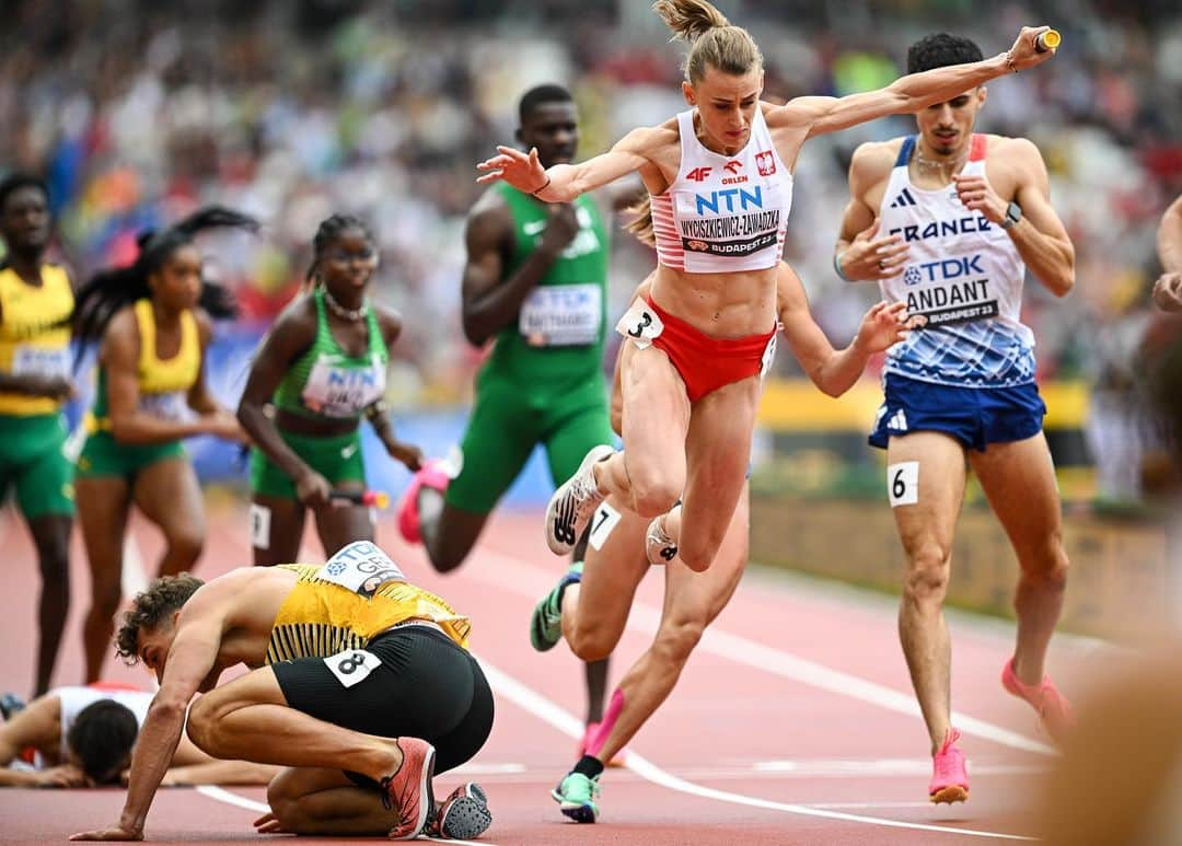 Patrycja WYCISZKIEWICZのインスタグラム：「Czas wskoczyć w nowy tydzień 😍😂 odliczanie do sztafety 4x400m rozpoczęte ♥️ #trackandfield #wabudapest23 #relay  📷 @fot.pawelskraba」