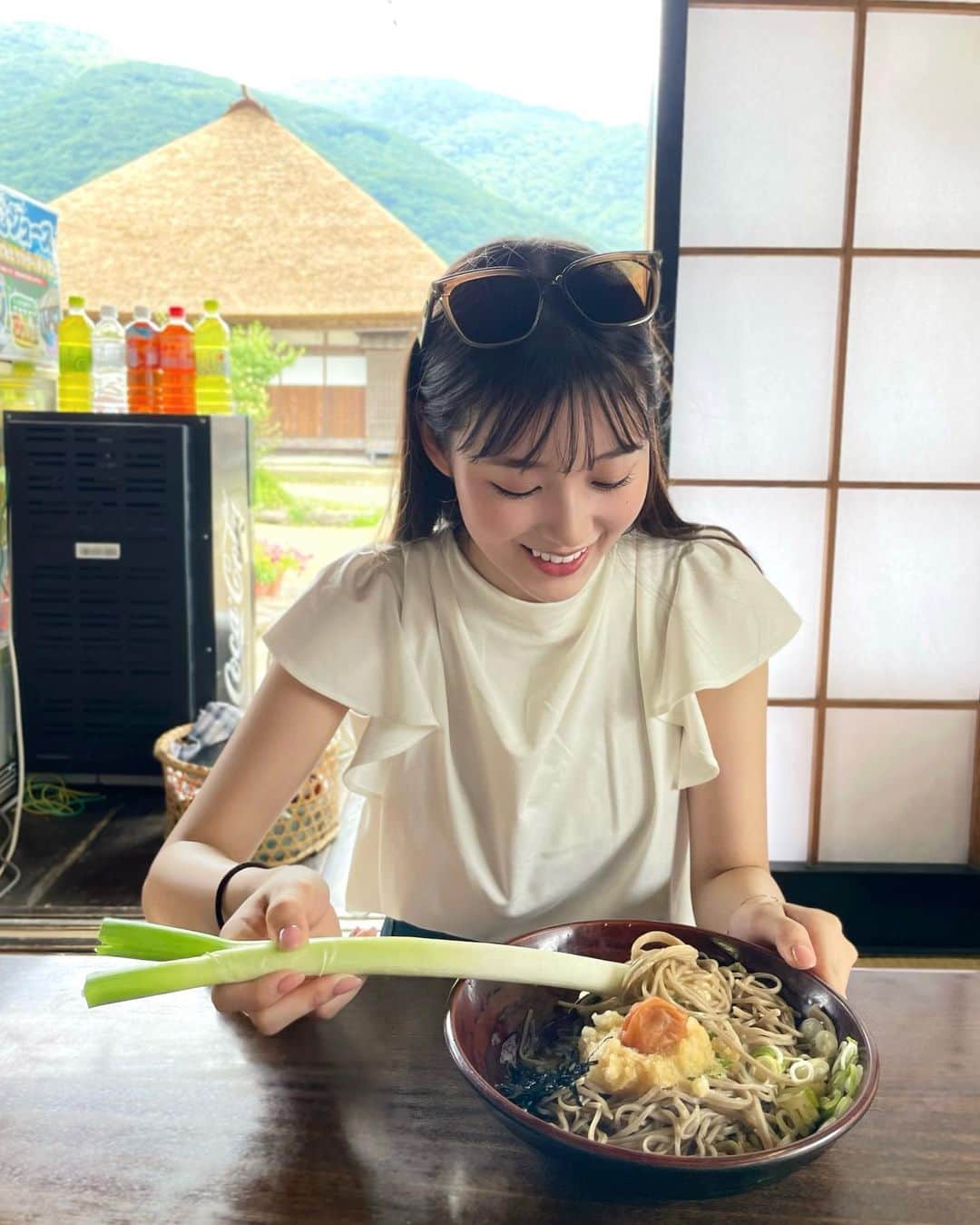 月野有菜のインスタグラム：「先日福島県の大内宿に行ってきました☺︎  茅葺き屋根を見たり、食べてみたかったねぎそばを食べることができて嬉しかったです🤭 ねぎで食べるのはとっても難しかったです😂」