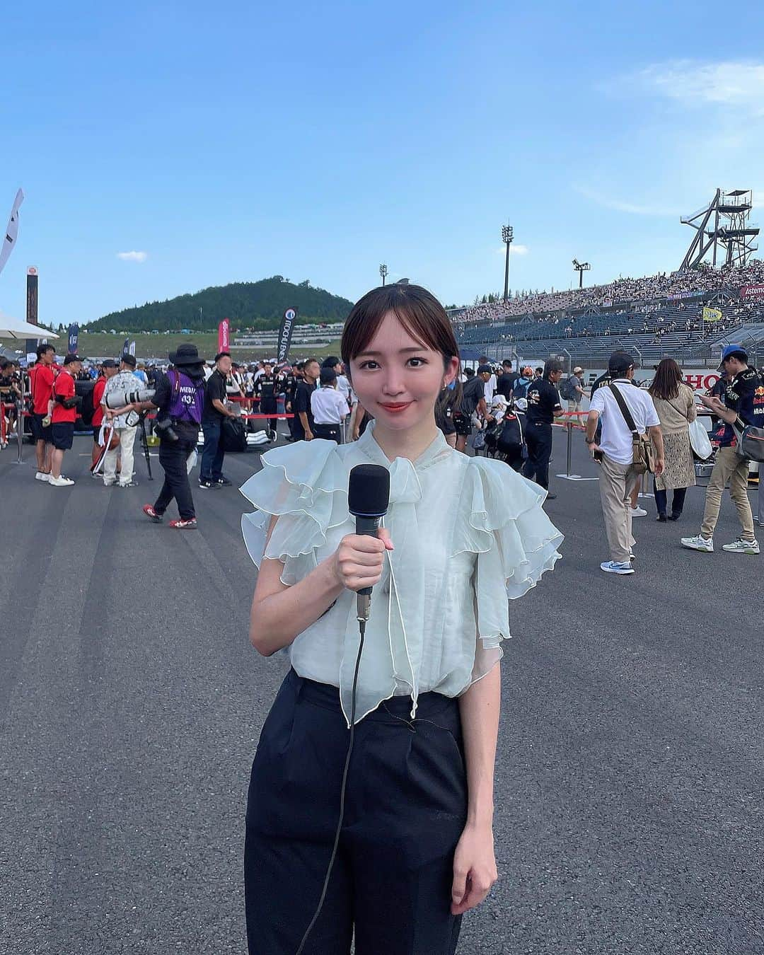 藤田かんなのインスタグラム：「🏎️  昨日モビリティリゾートもてぎでスーパーフォーミュラRd.7が開催されました✨  フォーミュラカーのフォルムの格好良さ、音の迫力、スピード感、オイルの香りなどサーキットに行かなければ感じられない素敵な体験でした🙇🏻‍♀️  また、アトラクションやグランピング施設などレースだけではないサーキットの楽しみ方もあるということで、今度はプライベートでも遊びに行きたいと感じました💓  まだサーキットに行ったことがない方、ぜひ現地にも足を運んでみてください＾＾！  ABEMAでは無料で昨日の模様をご覧になれます👀 ぜひチェックしてみてください✍🏻  https://abema.app/8ST2」