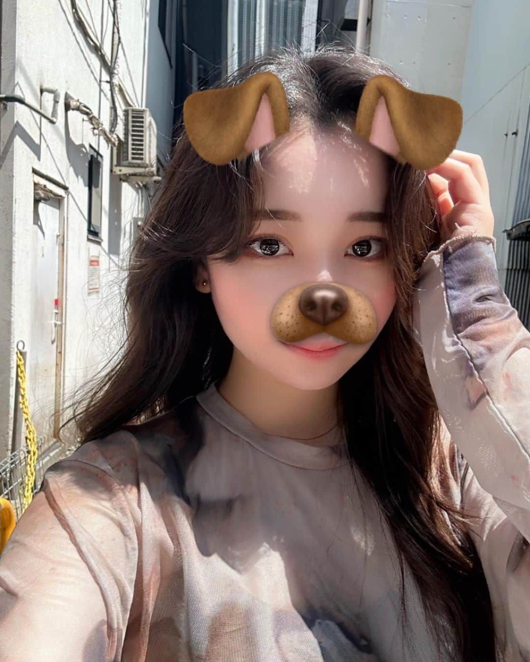 森美生のインスタグラム：「Snapchatの定番で可愛いレンズ撮ったよ🐶🤍 他にもいろんなのがあってバリエーション豊富！ 友達と撮っても楽しそう⭐️ そんなSnapchatが8/21からInstagram投稿キャンペーンを開催するみたい🖤👻 参加者の中から選ばれたら渋谷駅の広告に掲載されるチャンス💛 @no_snap_no_life に詳細載ってるよ💁🏻‍♀️  #Snapchat #スナップチャット #スナチャ #ホントのきみのシェアアプリ #スナチャの広告に出たい」