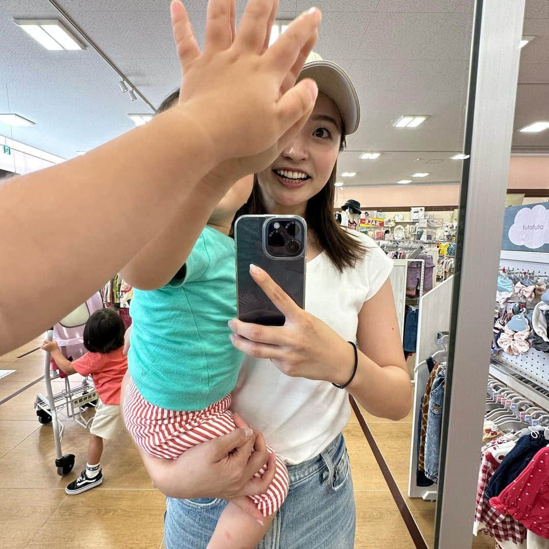 中谷萌さんのインスタグラム写真 - (中谷萌Instagram)「仲良くしてもらっている ブルーリバーの青木さんご家族と虫とりへ〜！🐞🪲  １５年ぶりくらいに虫取りしたら 思いの外燃えた🔥🔥 大人が子供の虫取りあみをひったくって 虫取りに熱中してました🤣  元気で、素直で、一生懸命にお話ししてくれて、ほんっとに可愛いふたり👦🏻👧🏻  改めてこどもだいすきだな〜👶🏻🩵☀️  しあわせ休日でした🌻」8月21日 20時28分 - n_moepi_fbs