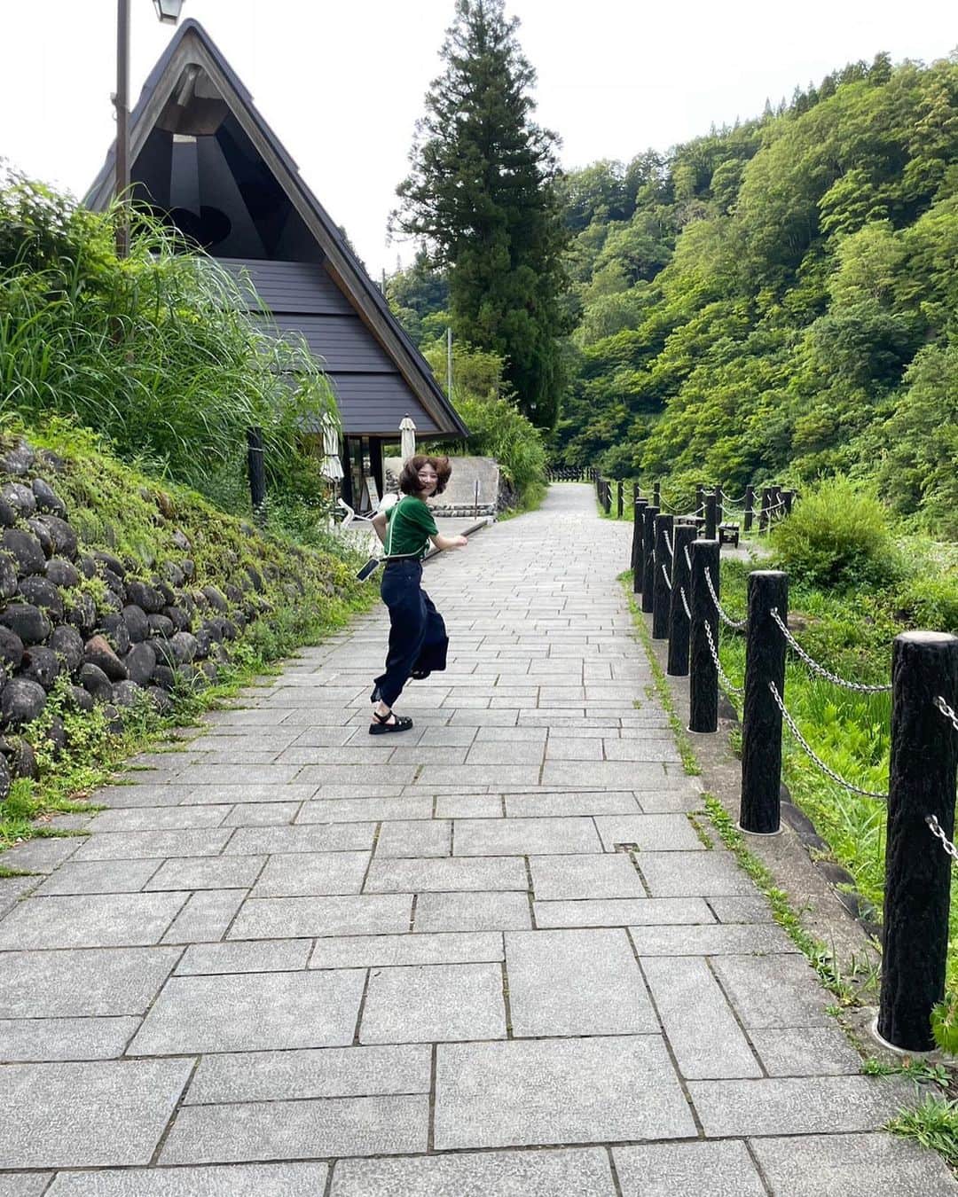 小室ゆらさんのインスタグラム写真 - (小室ゆらInstagram)「. ⁡ ⁡ #清津峡 ⁡ 空気が澄んでて景色綺麗だった~！！ ふざけてる写真しかありませんでした🤧笑  ラムネおいし♡ ⁡ ⁡ .」8月21日 20時40分 - komuro_yura_official