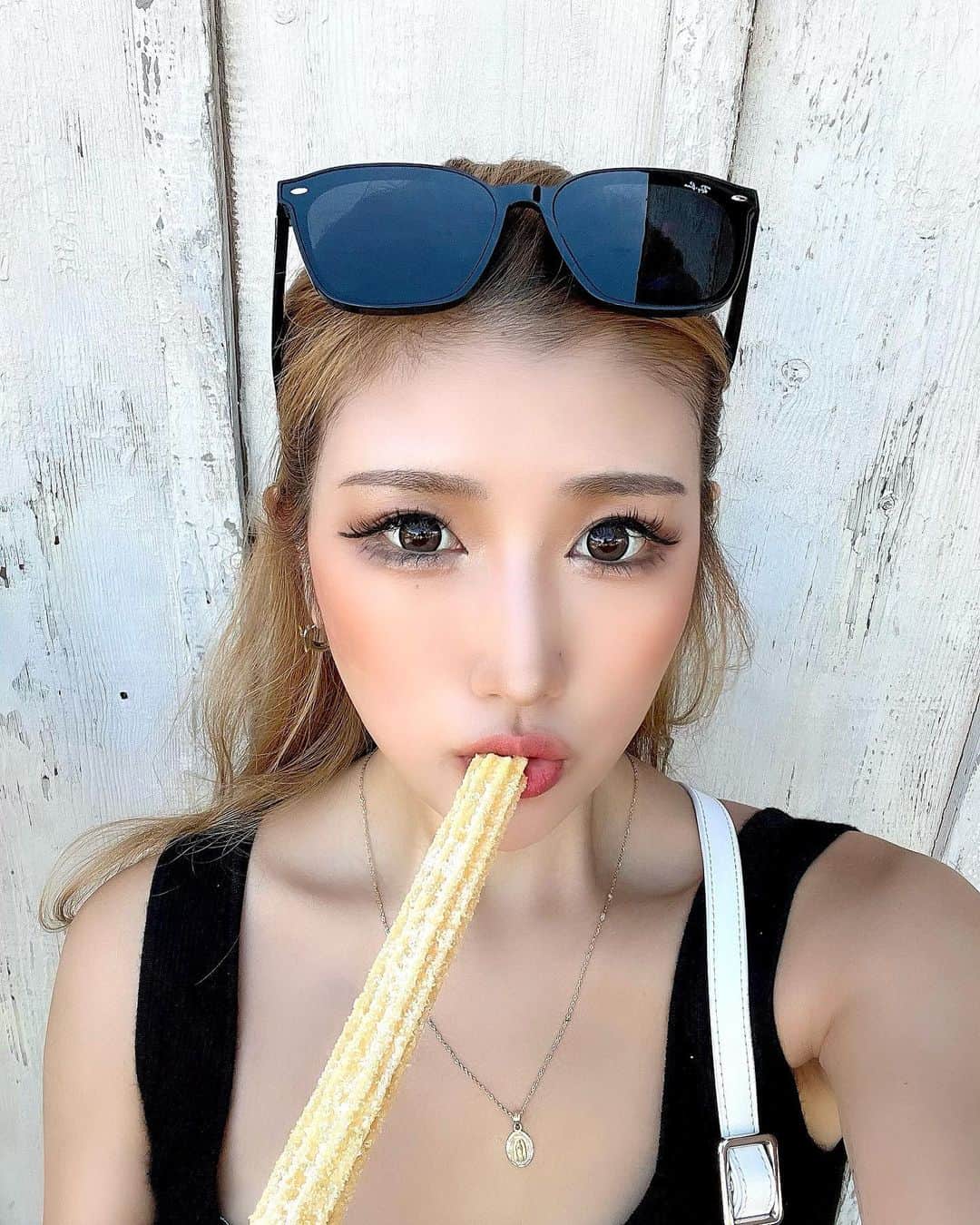 のインスタグラム：「ディズニーのチュロス好き🩷 何味でしょう⁇  口の横に若干砂糖ついてるけど気にしやんといて🐷  #尻神#あさぴーち#ディズニーシー#ディズニーリゾート#disneysea」