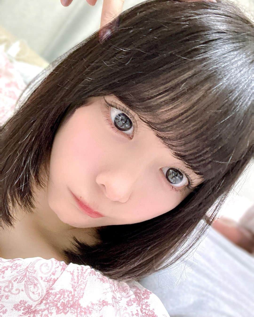 齊藤なぎさのインスタグラム：「🌷💗 ⁡ ⁡ 写真がなかったので自撮りしてみた。 ⁡ みなさんが健康に楽しく毎日を過ごせますように！ わたしも体調を崩さないように頑張ります✊🏻 ⁡ そして最近ハマっているものはかぼちゃスープと占いです。みんなのハマってるものも教えてね🐱 ⁡ ⁡ #齊藤なぎさ ⁡」