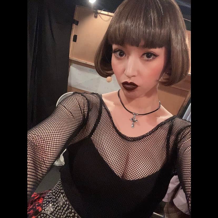 ダンドイ舞莉花のインスタグラム：「本日もご観劇ありがとうございました🖤  こちらはロードハウスっていうバーのシーンでのお衣装🍻  私はバーのウェイトレスです🙋🏼‍♀️ 中々ハードなバーでしょ🤣  明日もロードハウスでお待ちしております🤟🏻  ちなみにリップは #nars #narscosmetics だよ💄  #ミュージカルスクールオブロック #musicaltheatre #musical #theatre #tokyo #japan #schoolofrock #schoolofrockbroadway #performer #musician #singer #wig」