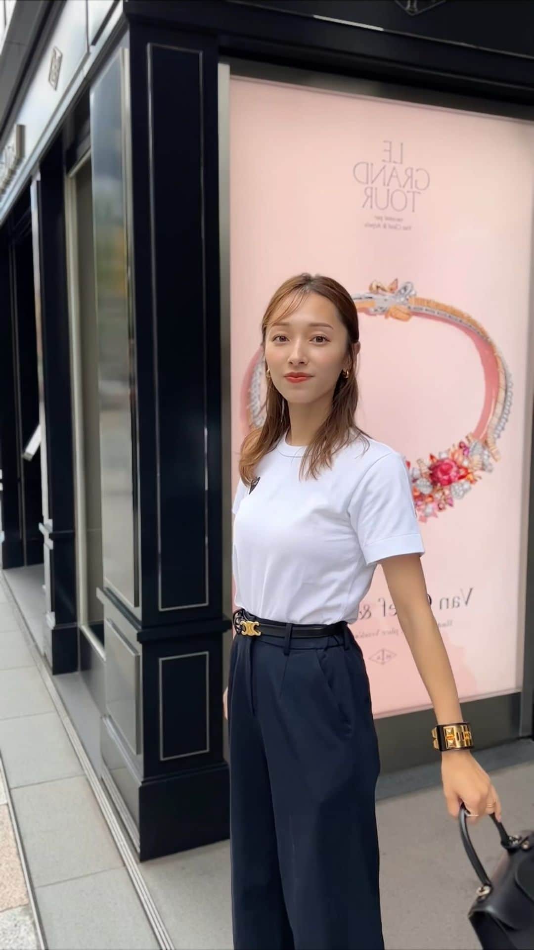 のインスタグラム：「…  夫婦でおそろいのTシャツなんて着ちゃって オイスターバーからのキングダム3👑  ちなみにヘアクリップは100均😜  #夫婦デート #結婚6年目 #コムデギャルソン #コムデギャルソンシャツ #デルヴォー #ブリヨン #ブリヨンミニ #セリーヌベルト #低身長コーデ #ママコーデ」