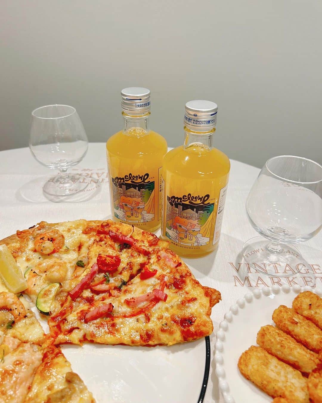 あかねぴのインスタグラム：「. ⁡ おうちdinner🍕💕 この前CM見てたらとっても食べたくなって、、♡  ピザに合わせてドリンクは 夜風感じるトロピカルミントフレーバーのお酒 "mellowl"を飲んだよ〜🍸🍍 ⁡ mellowlは お酒があまり飲めない人でも楽しめる 低アルコールカクテルで @sumadoribar.shibuya と @koyoi_drink のコラボカクテル！ ⁡ 実はわたしもワークショップに参加させて頂いて 試飲したり、意見を出させて頂いたので 完成品を見た時はとってもうれしかった🥹✨ ⁡ 500本限定なので、気になる方はお早めに🤍 ⁡ ⁡ #koyoi #pizza #dinner #alcohol #cocktail #メロル #低アルコール #カクテル #スマドリバー渋谷 #おうちごはん #PR」